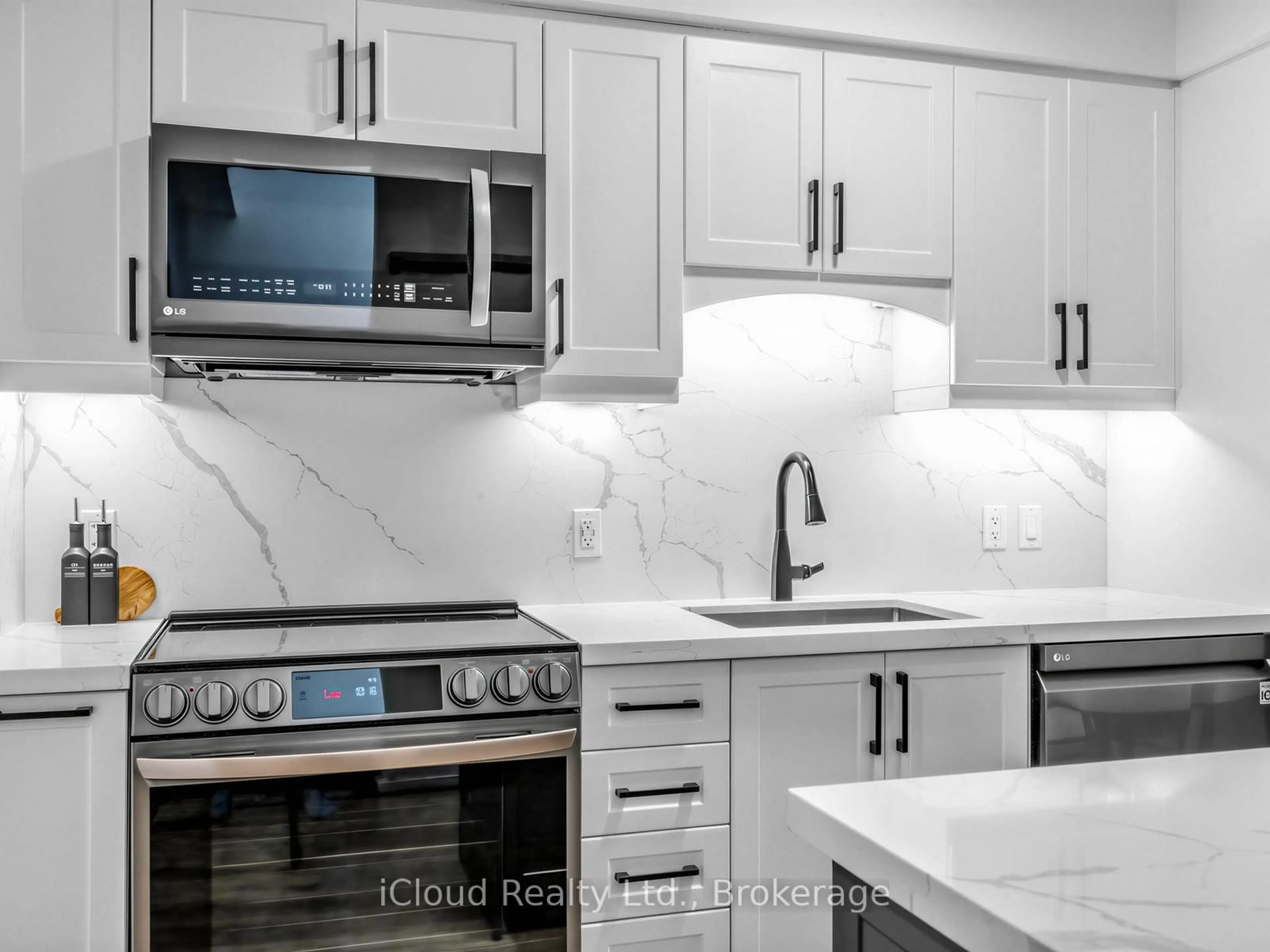 Standard kitchen, ceramic/tile floor for 201 Carlaw Ave #244, Toronto Ontario M4M 2S1