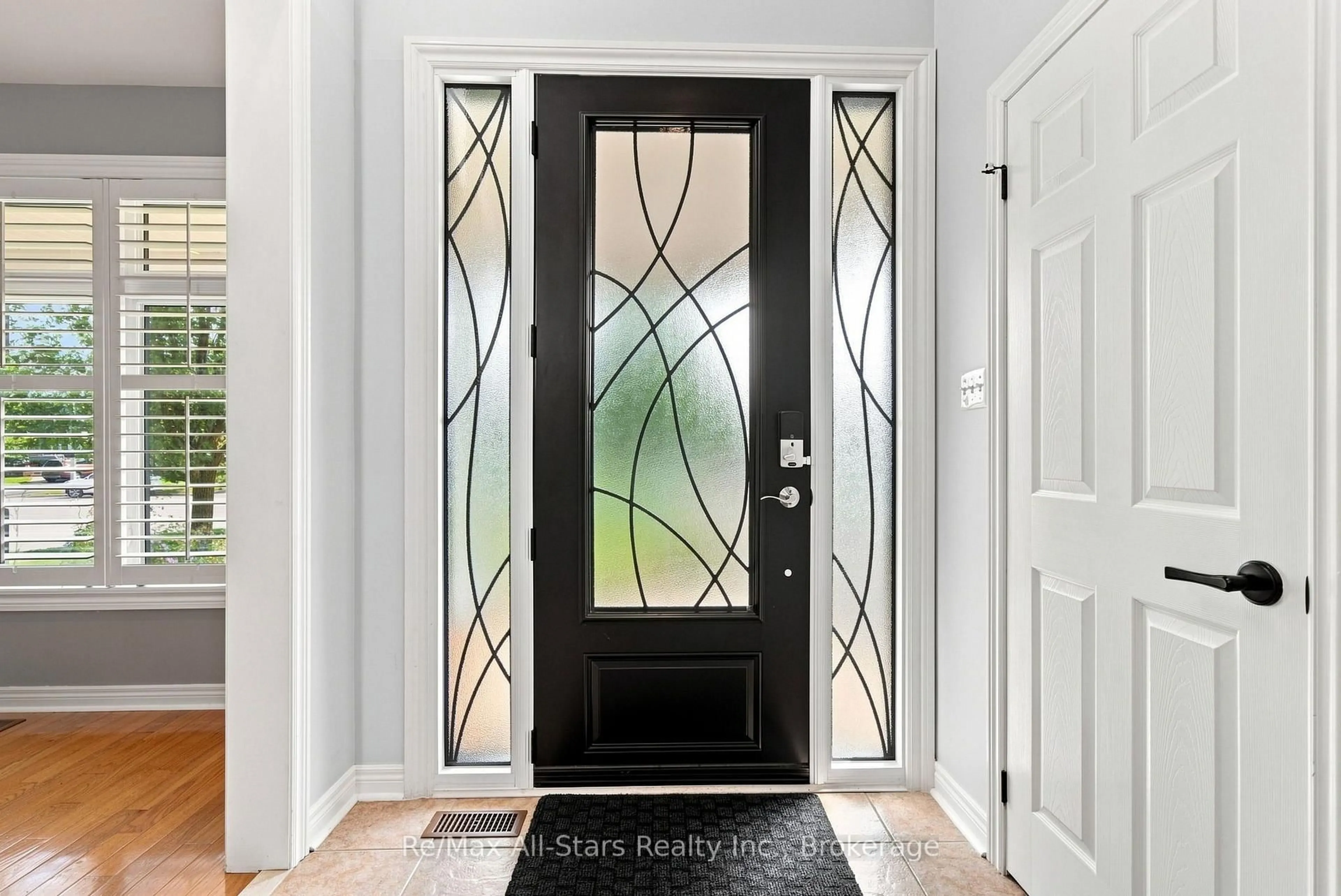 Indoor entryway for 222 Roseborough Crt, Scugog Ontario L9L 2E6