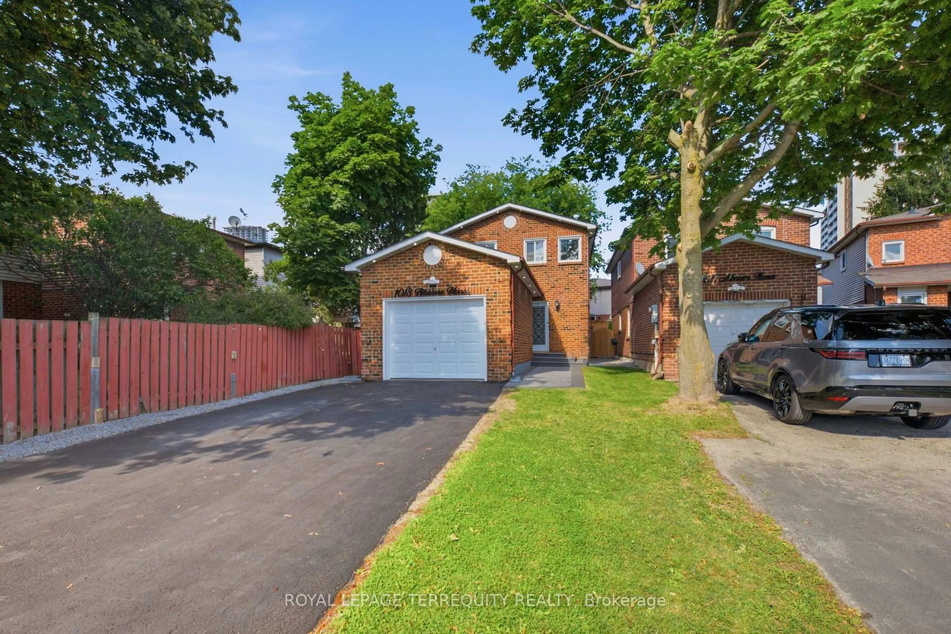 A pic from outside/outdoor area/front of a property/back of a property/a pic from drone, street for 1013 Albacore Manr, Pickering Ontario L1W 3S9