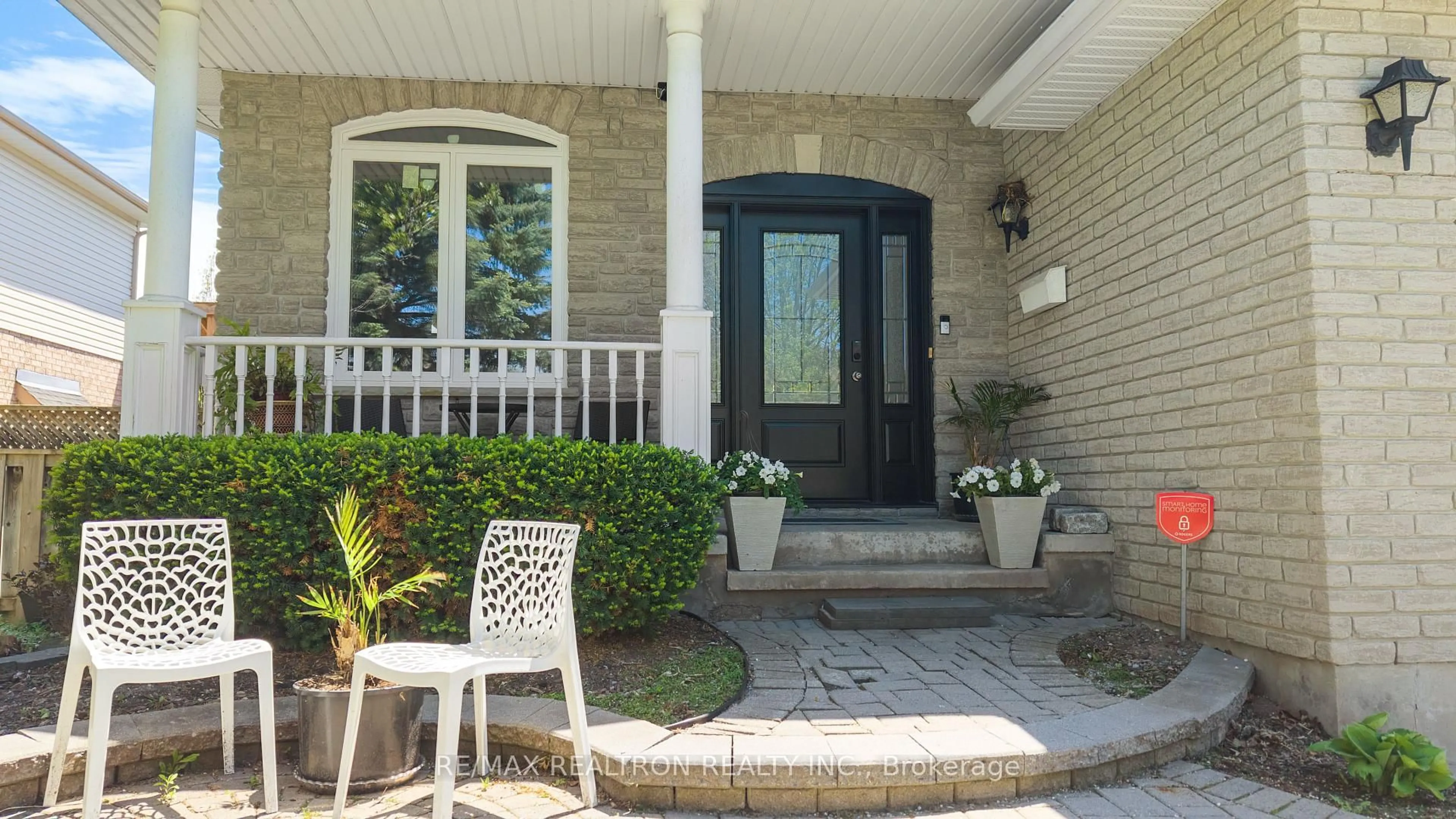 Indoor entryway for 195 Ryerson Cres, Oshawa Ontario L1G 8A8