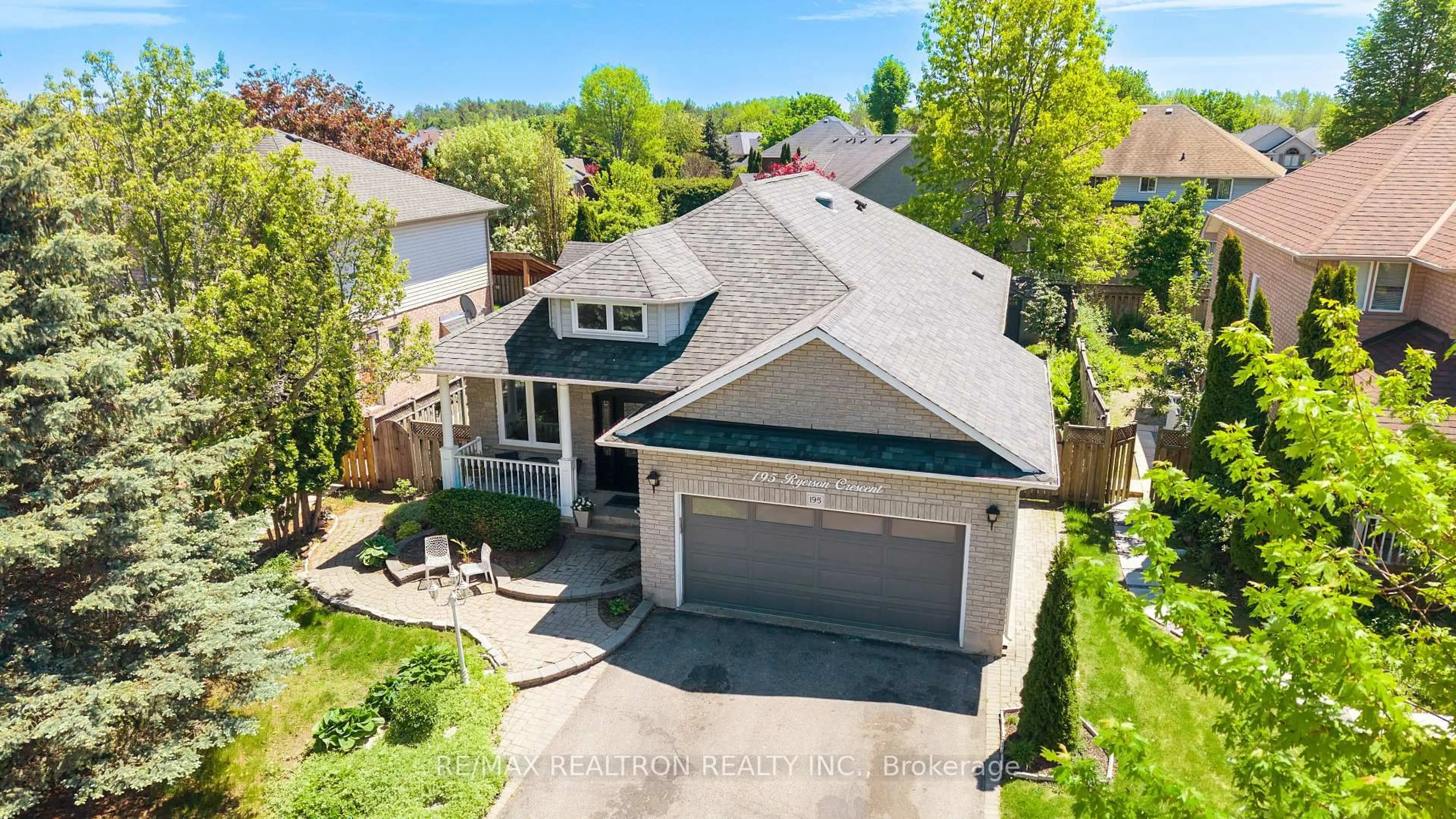 A pic from outside/outdoor area/front of a property/back of a property/a pic from drone, street for 195 Ryerson Cres, Oshawa Ontario L1G 8A8
