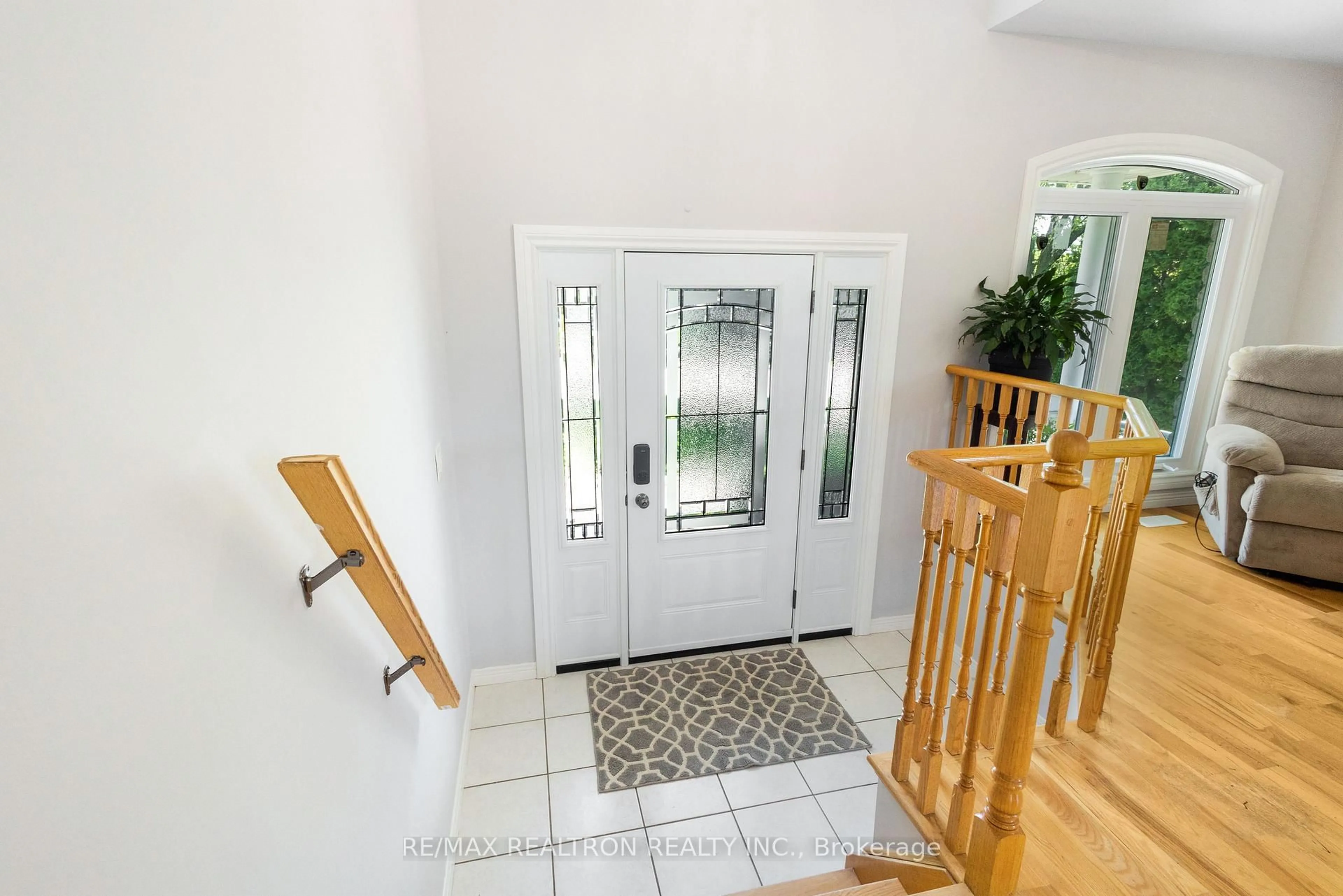 Indoor entryway for 195 Ryerson Cres, Oshawa Ontario L1G 8A8