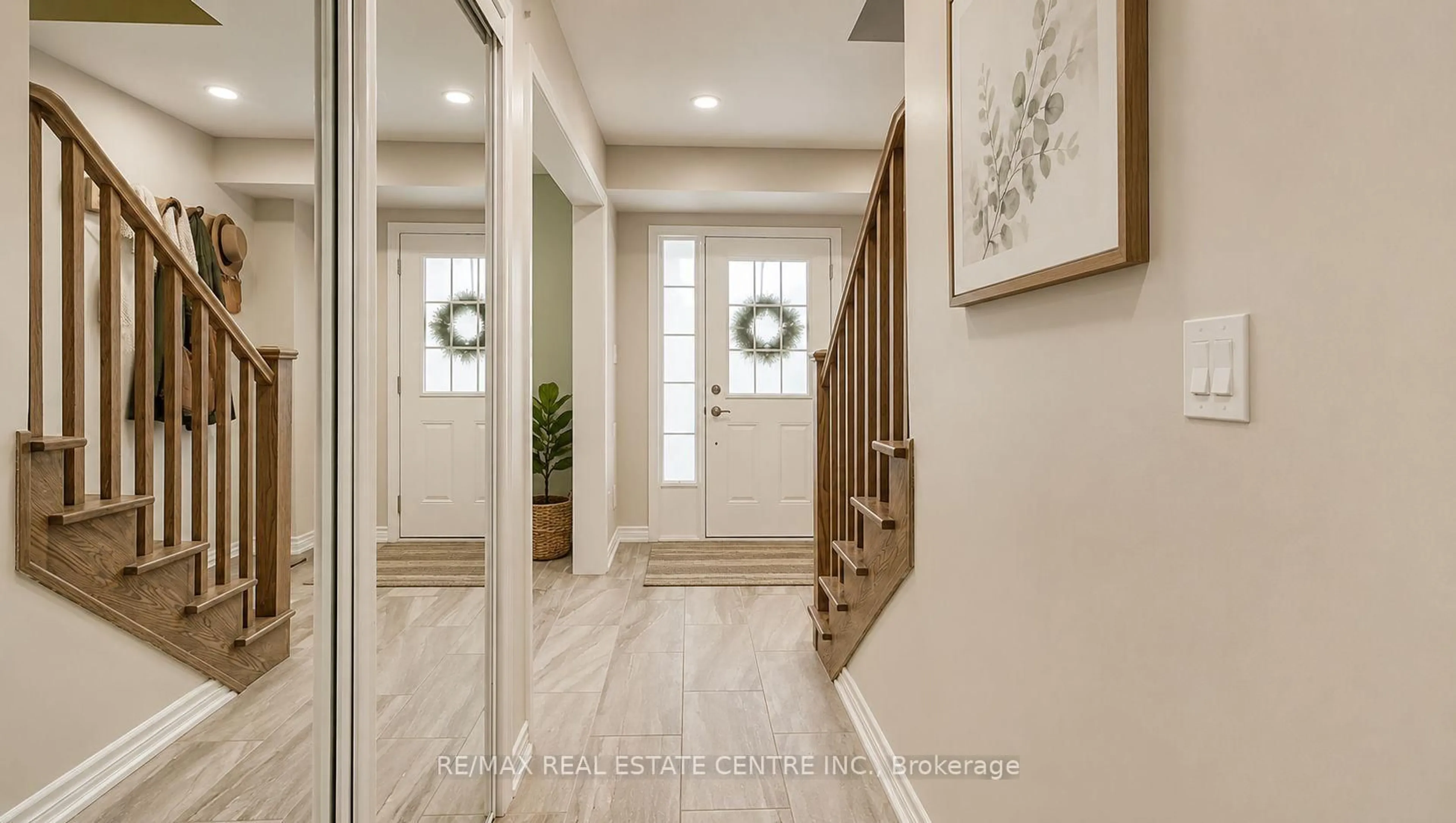 Indoor entryway for 32 Bluegill Cres, Whitby Ontario L1P 0E4
