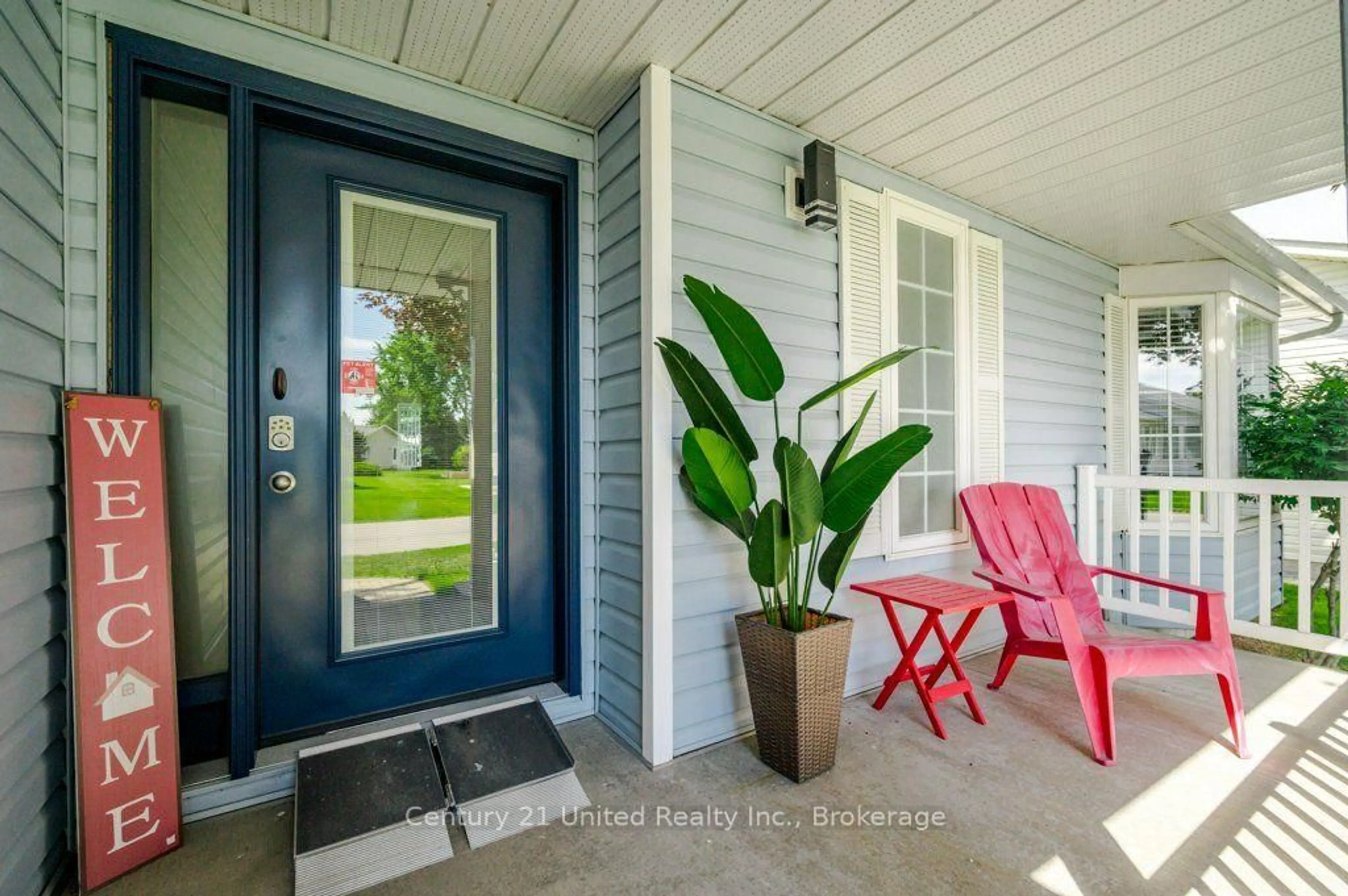 Indoor entryway for 11 Algonquin Tr, Clarington Ontario L1B 1A1