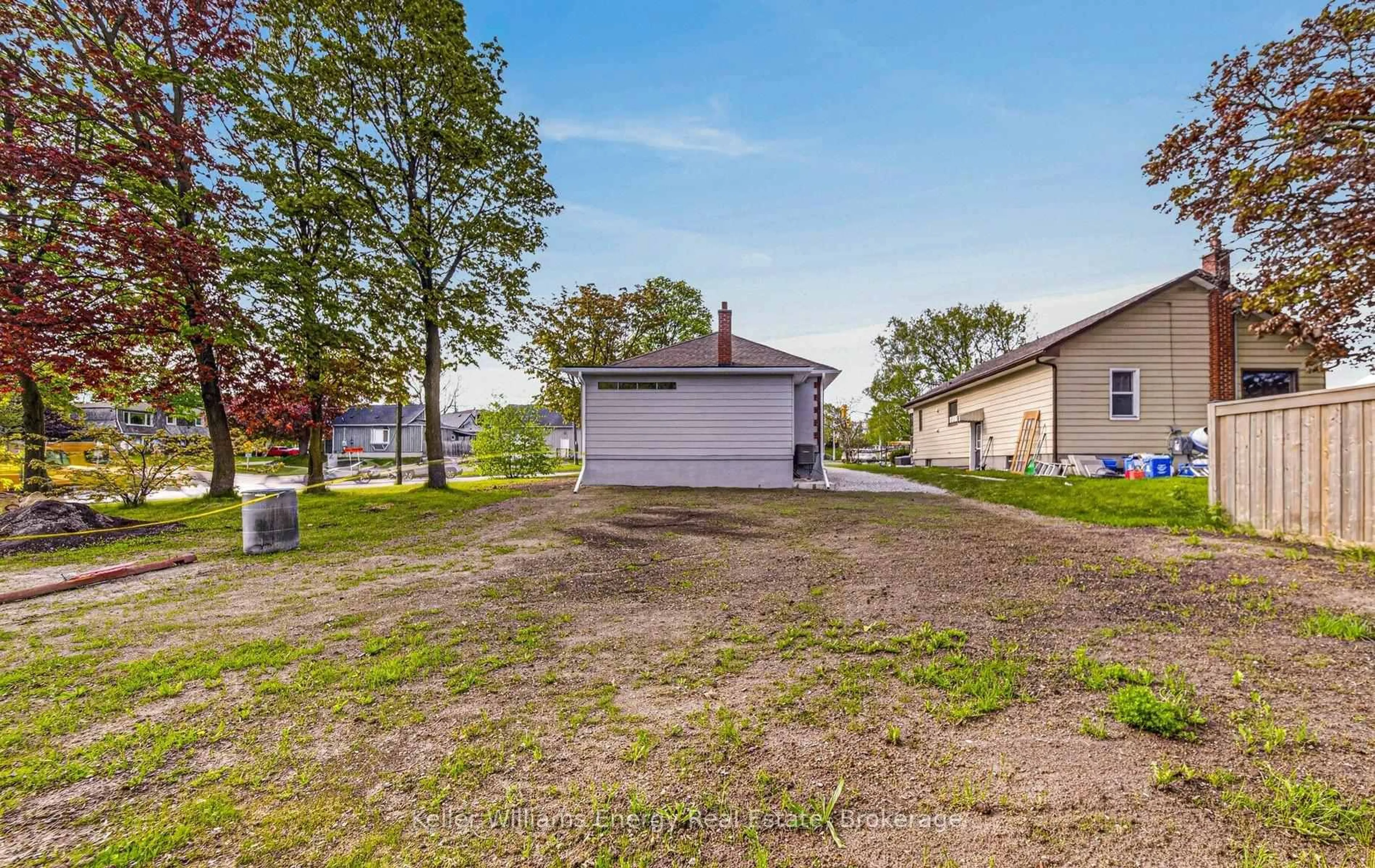 A pic from outside/outdoor area/front of a property/back of a property/a pic from drone, unknown for 288 Hillside Ave, Oshawa Ontario L1J 1T3
