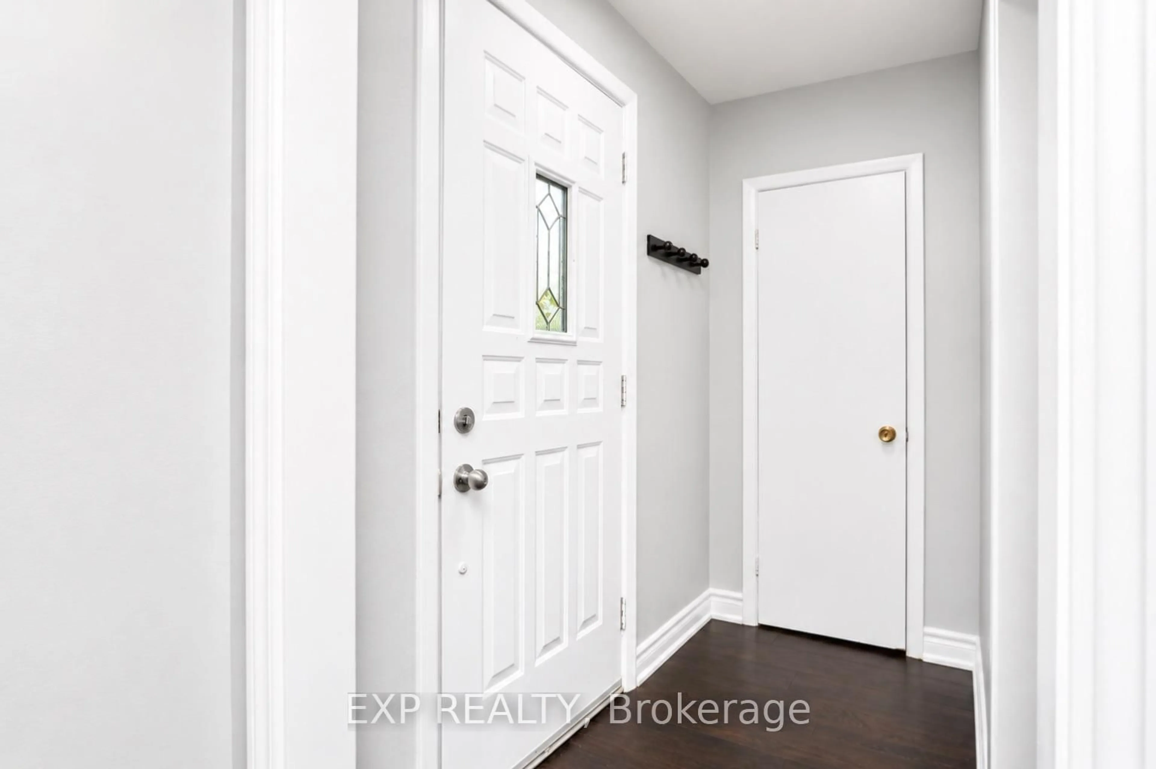 Indoor entryway for 1202 Sun Valley Crt, Oshawa Ontario L1J 3N2