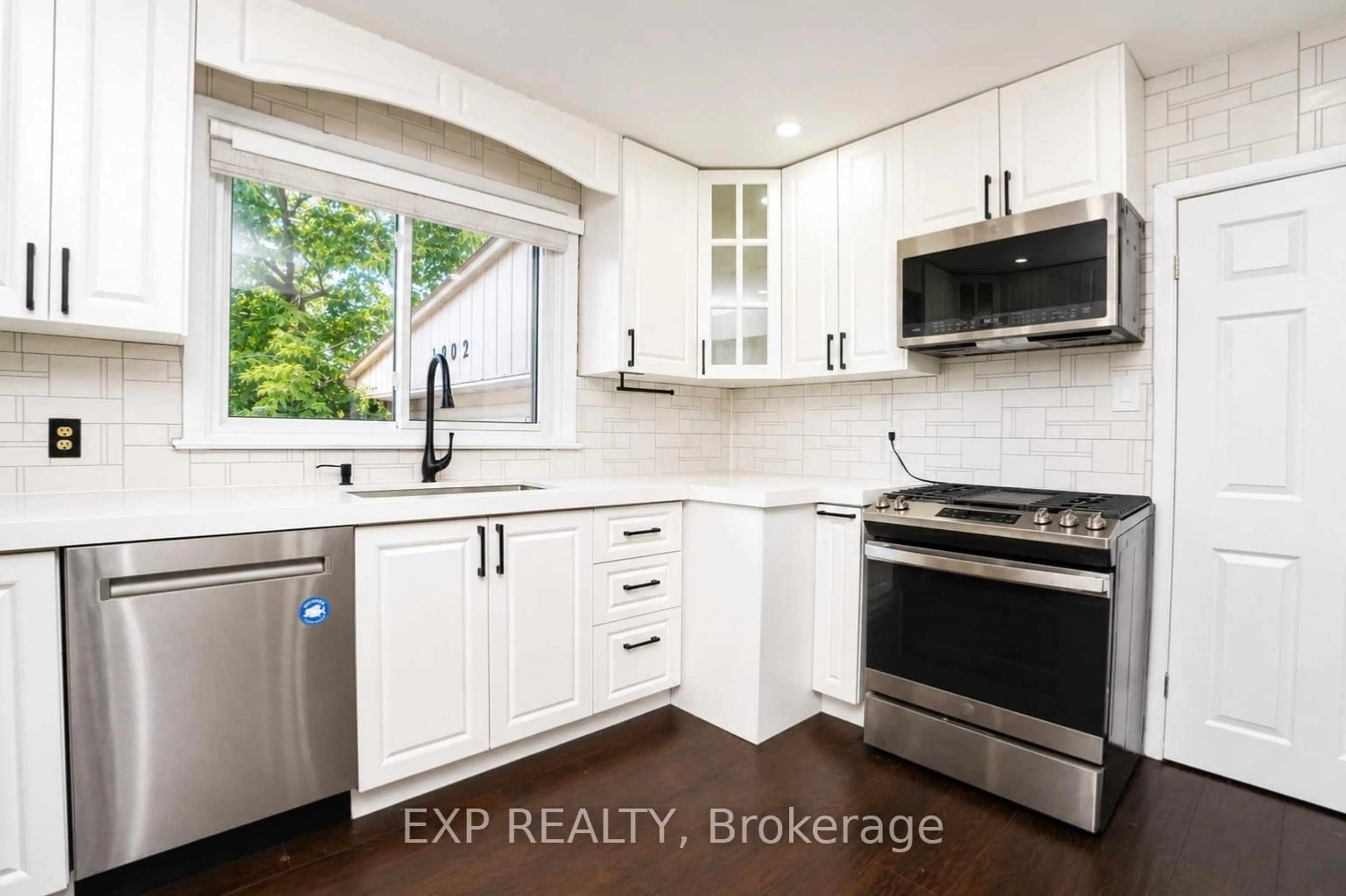 Open concept kitchen, ceramic/tile floor for 1202 Sun Valley Crt, Oshawa Ontario L1J 3N2
