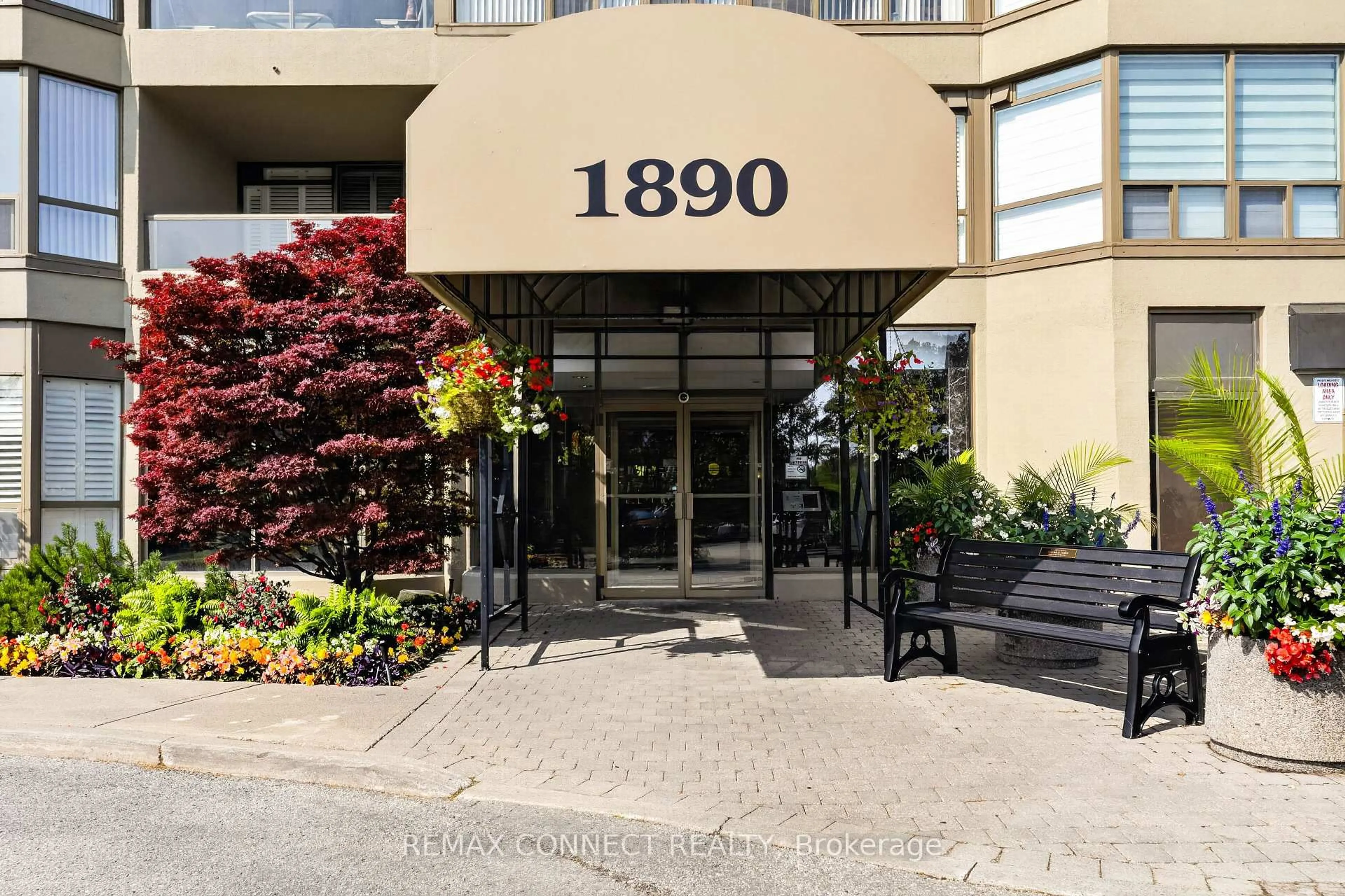 Indoor foyer for 1890 Valley Farm Rd #1516, Pickering Ontario L1V 6B4
