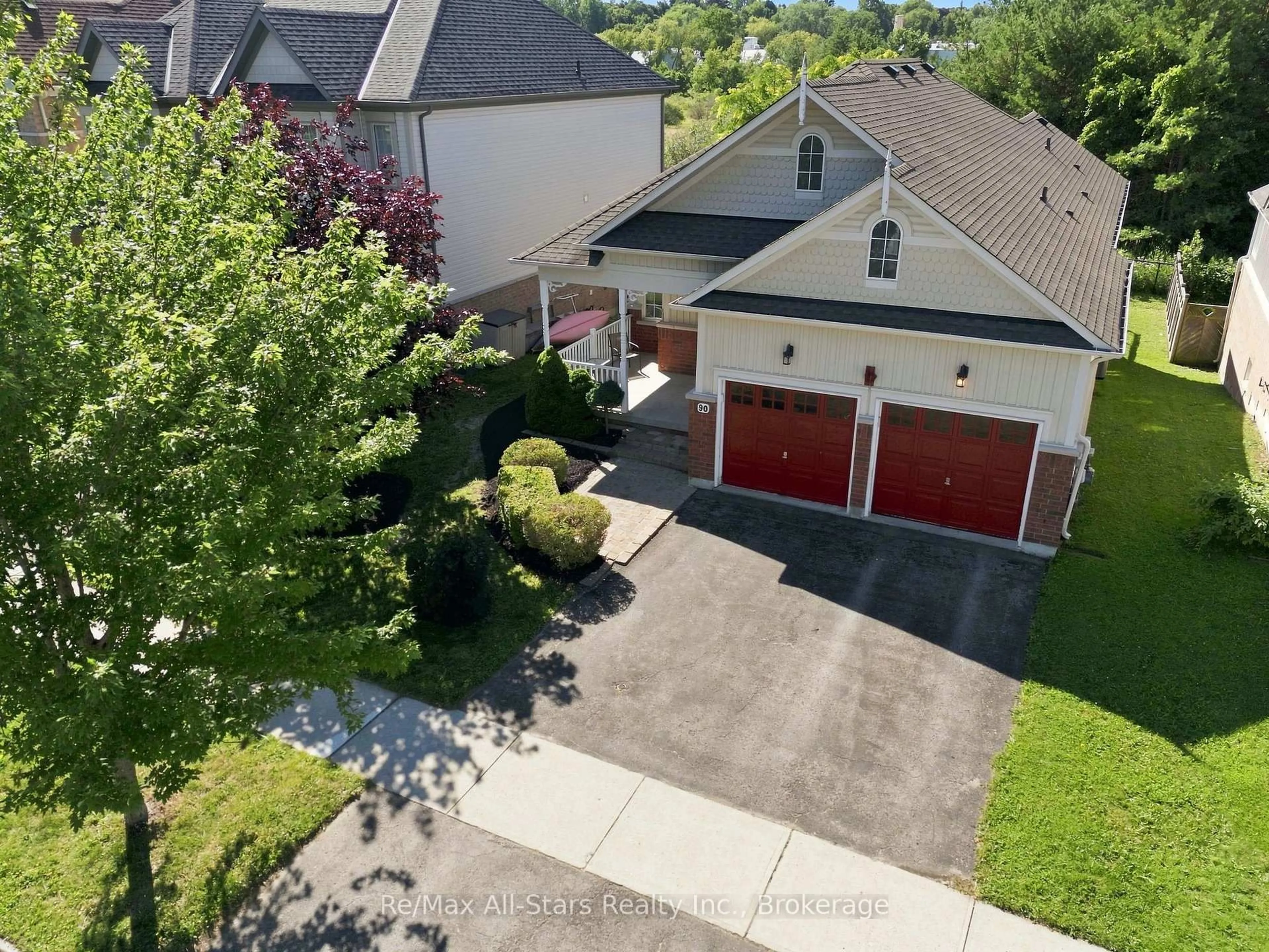 A pic from outside/outdoor area/front of a property/back of a property/a pic from drone, street for 90 Roseborough Dr, Scugog Ontario L9L 2E2