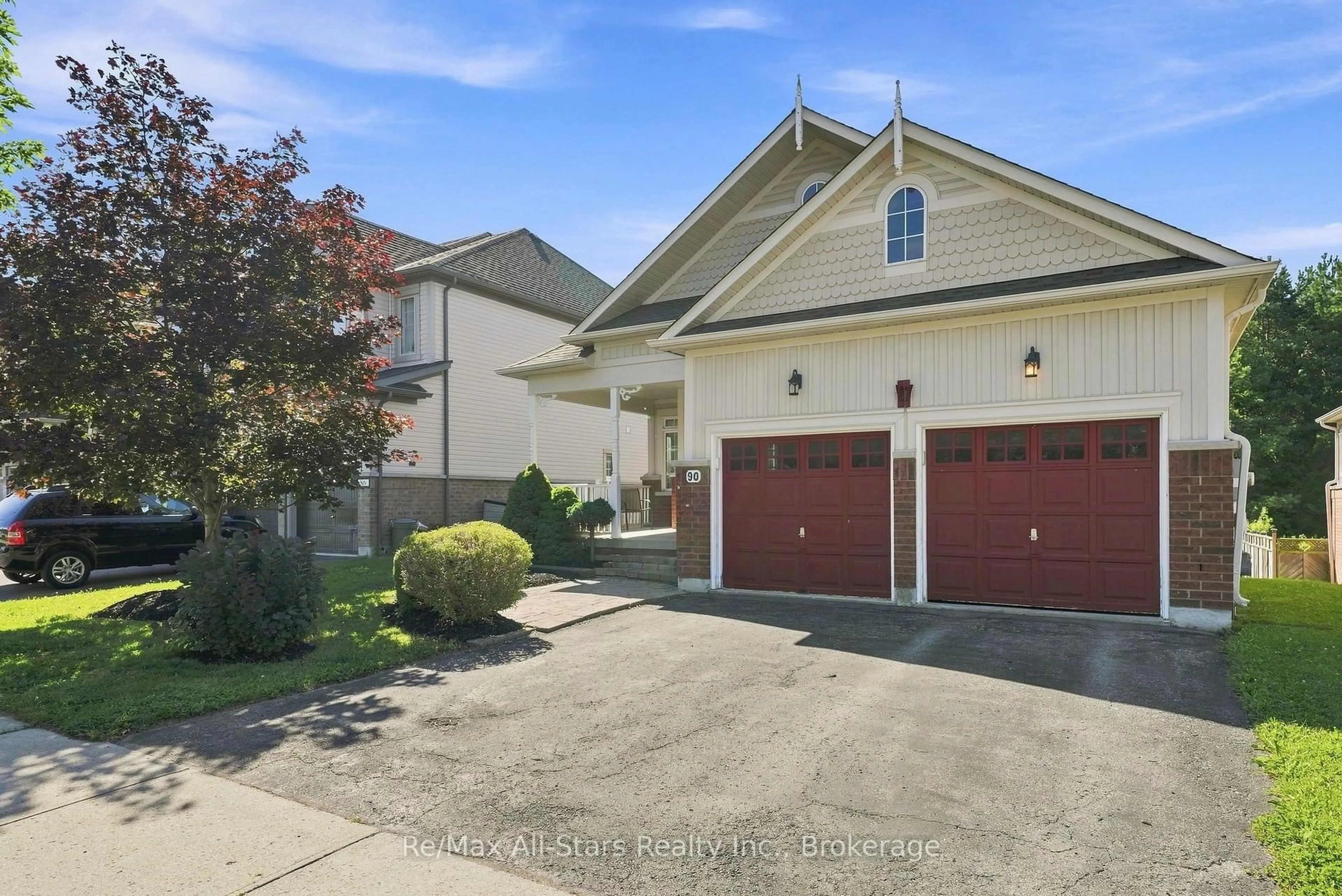 Indoor garage for 90 Roseborough Dr, Scugog Ontario L9L 2E2