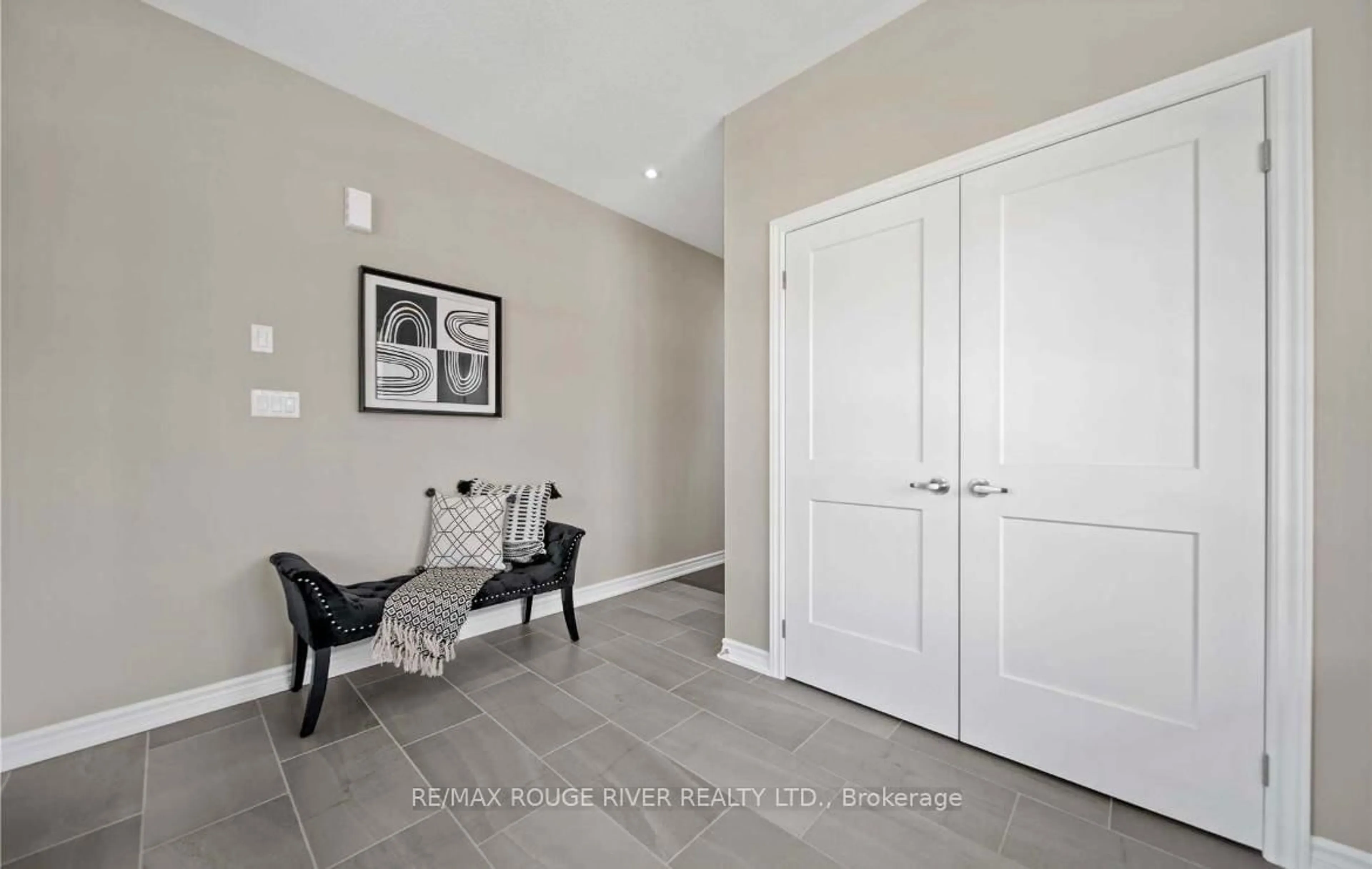 Indoor entryway for 27 Crombie St, Clarington Ontario L1C 4A1
