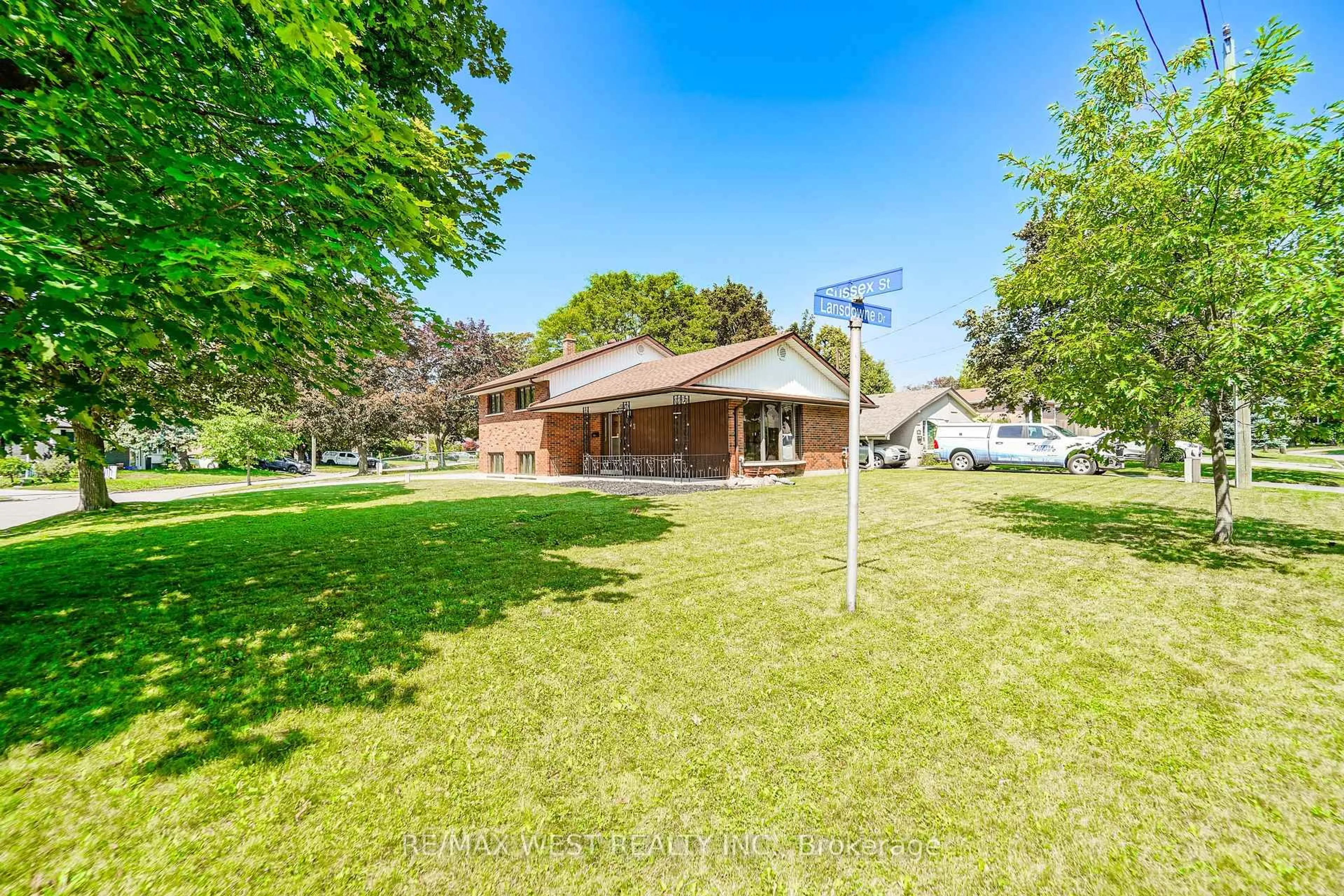 A pic from outside/outdoor area/front of a property/back of a property/a pic from drone, unknown for 133 Sussex St, Oshawa Ontario L1G 1W1