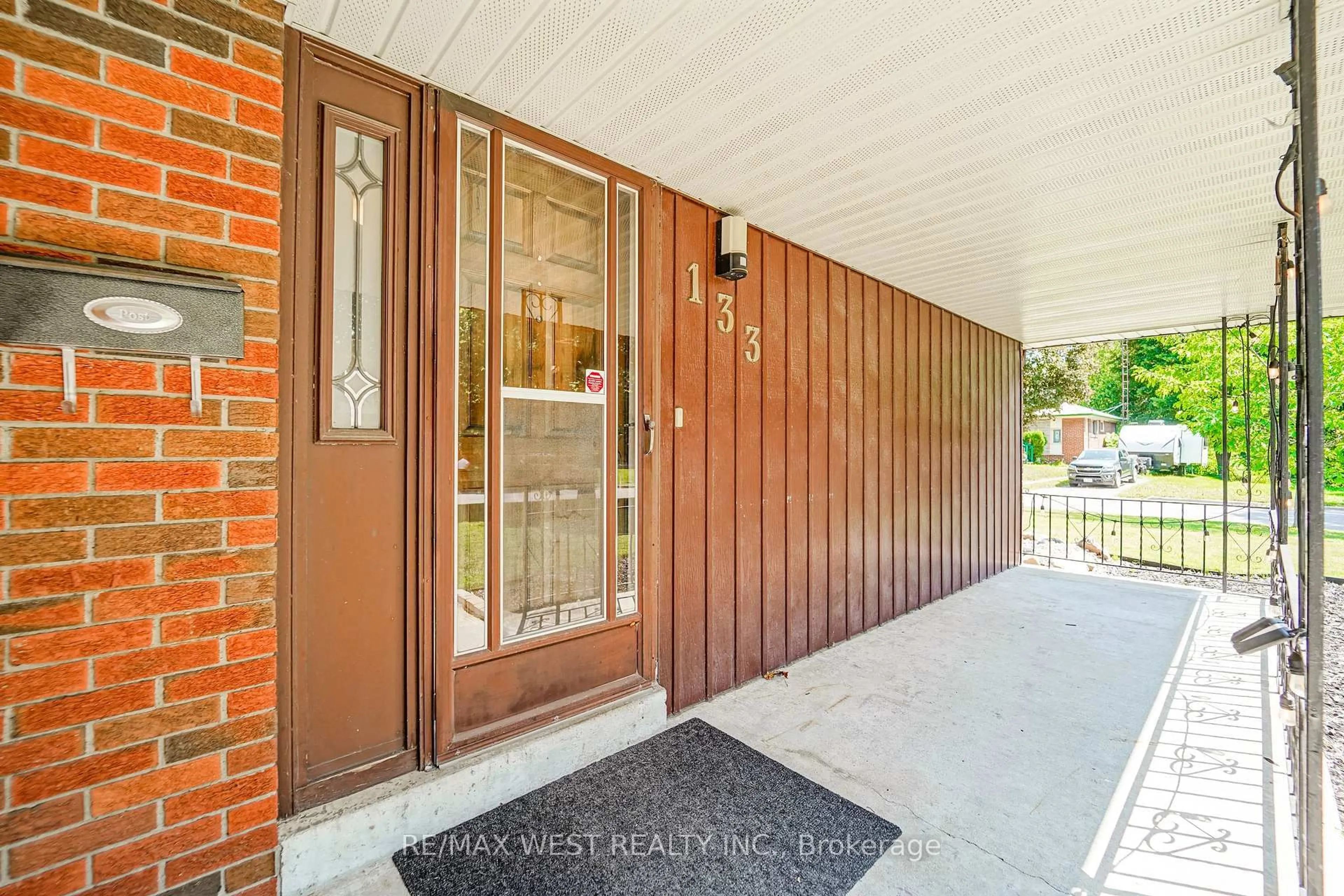Indoor entryway for 133 Sussex St, Oshawa Ontario L1G 1W1
