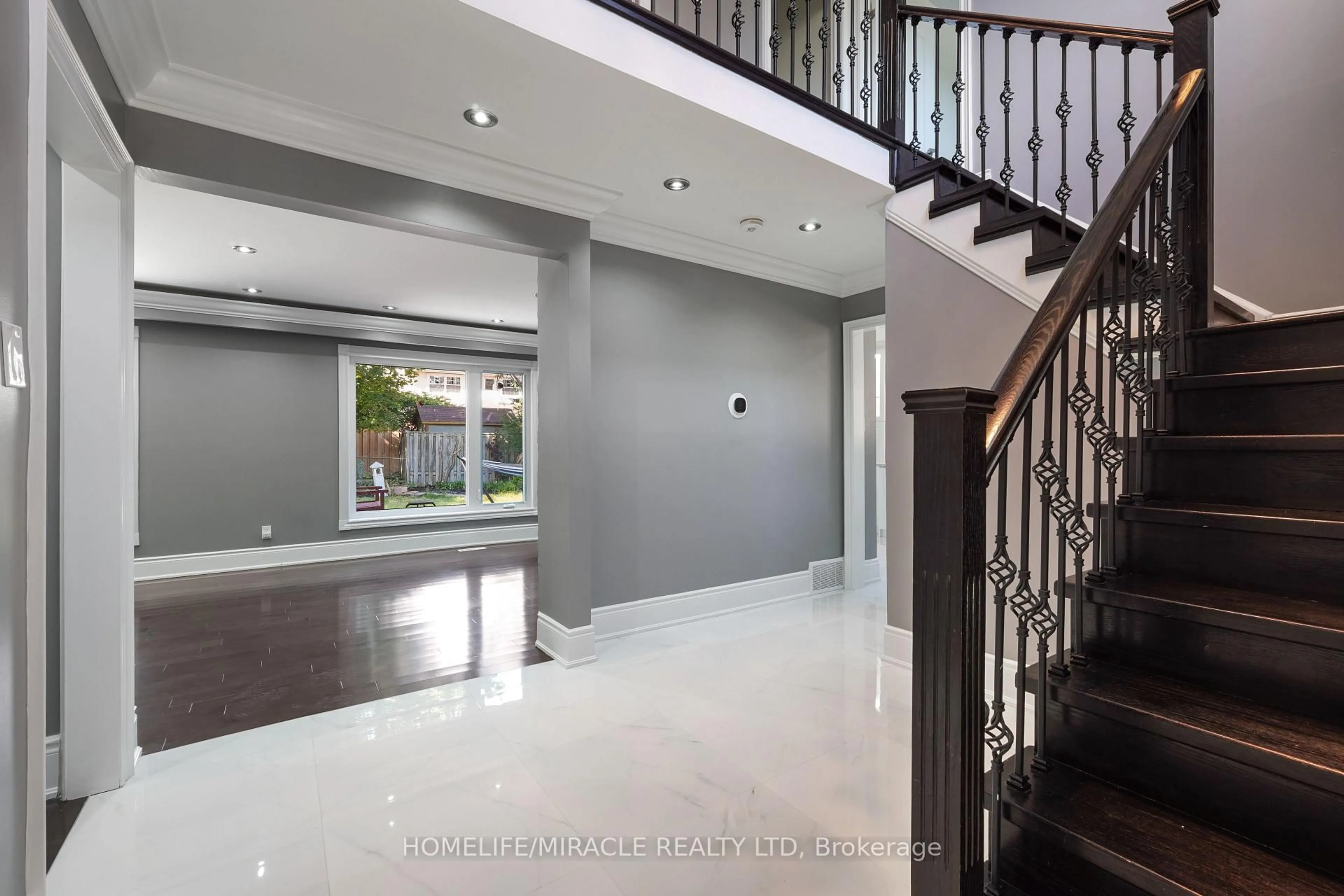 Indoor foyer for 70 Cockburn Dr, Toronto Ontario M1C 2T2