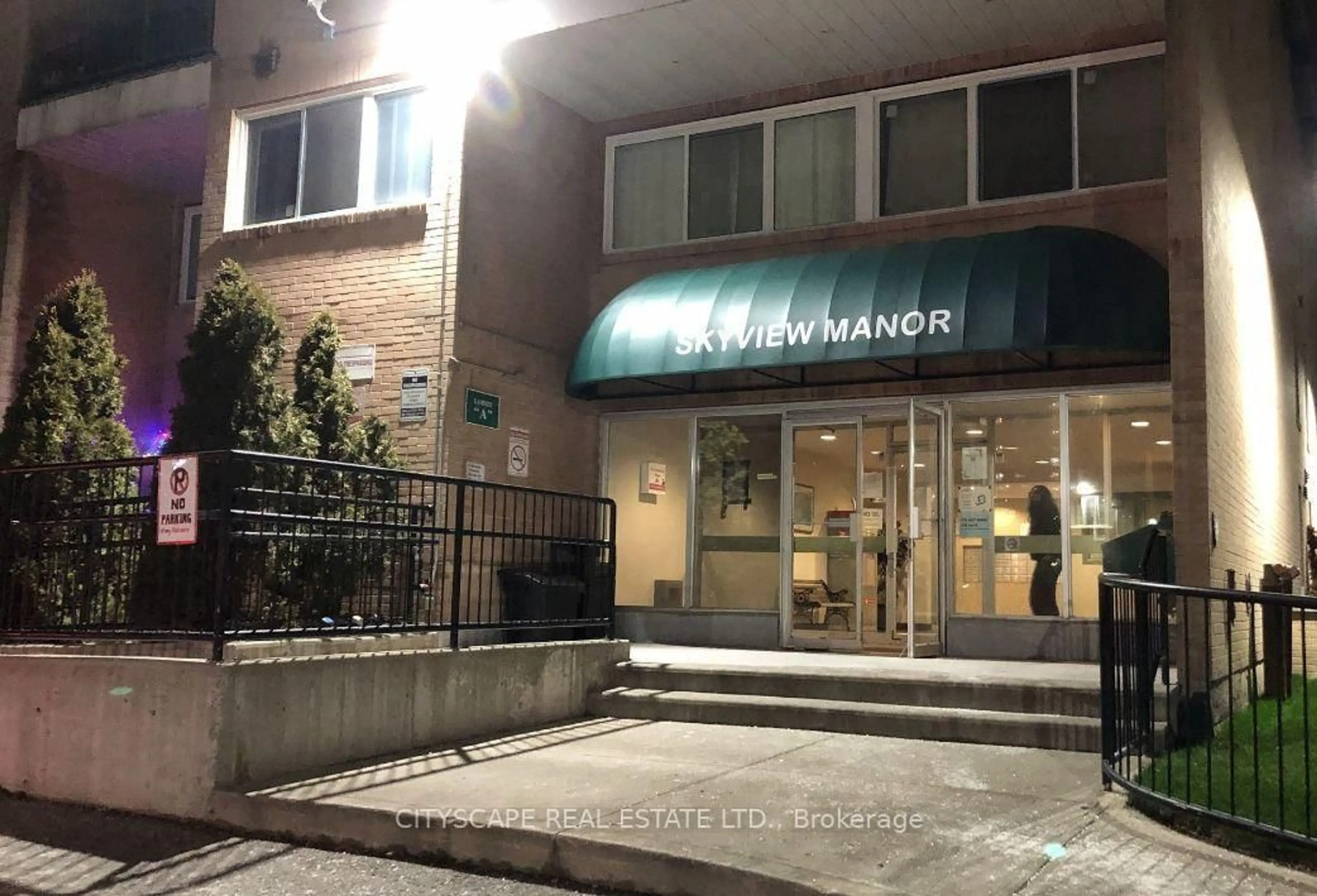 Indoor foyer for 100 Mornelle Crt, Toronto Ontario M1E 4X2