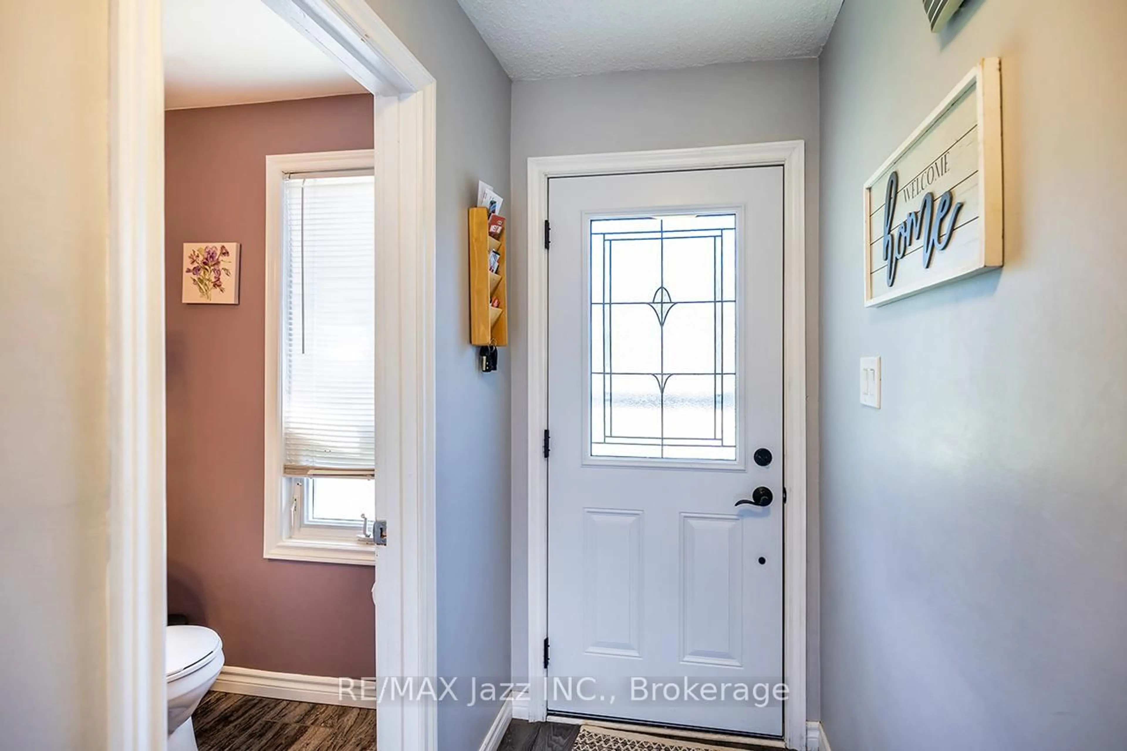 Indoor entryway for 1324 Astra Crt, Oshawa Ontario L1K 1H7