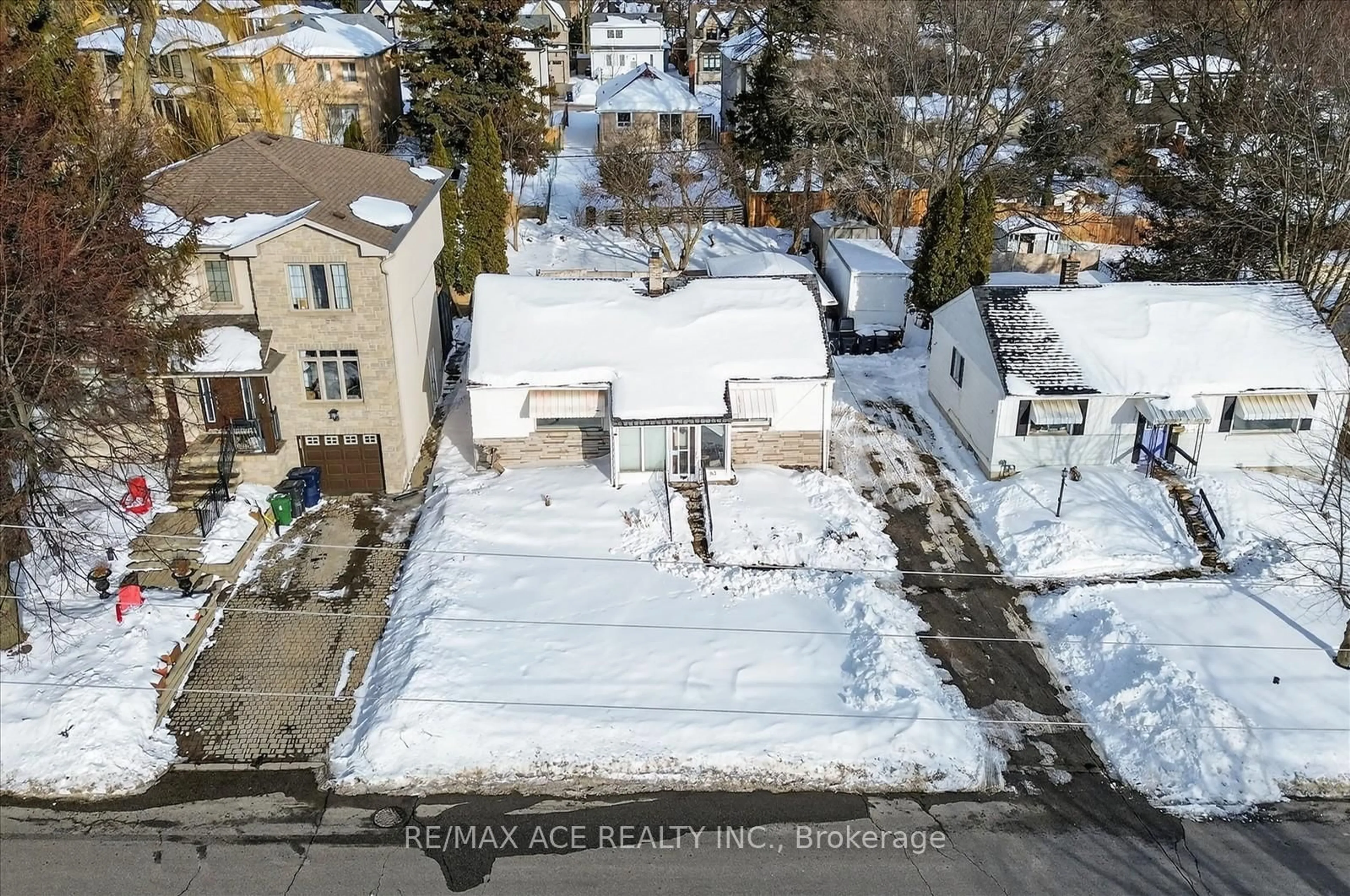 A pic from outside/outdoor area/front of a property/back of a property/a pic from drone, street for 83 Brooklawn Ave, Toronto Ontario M1M 2P7