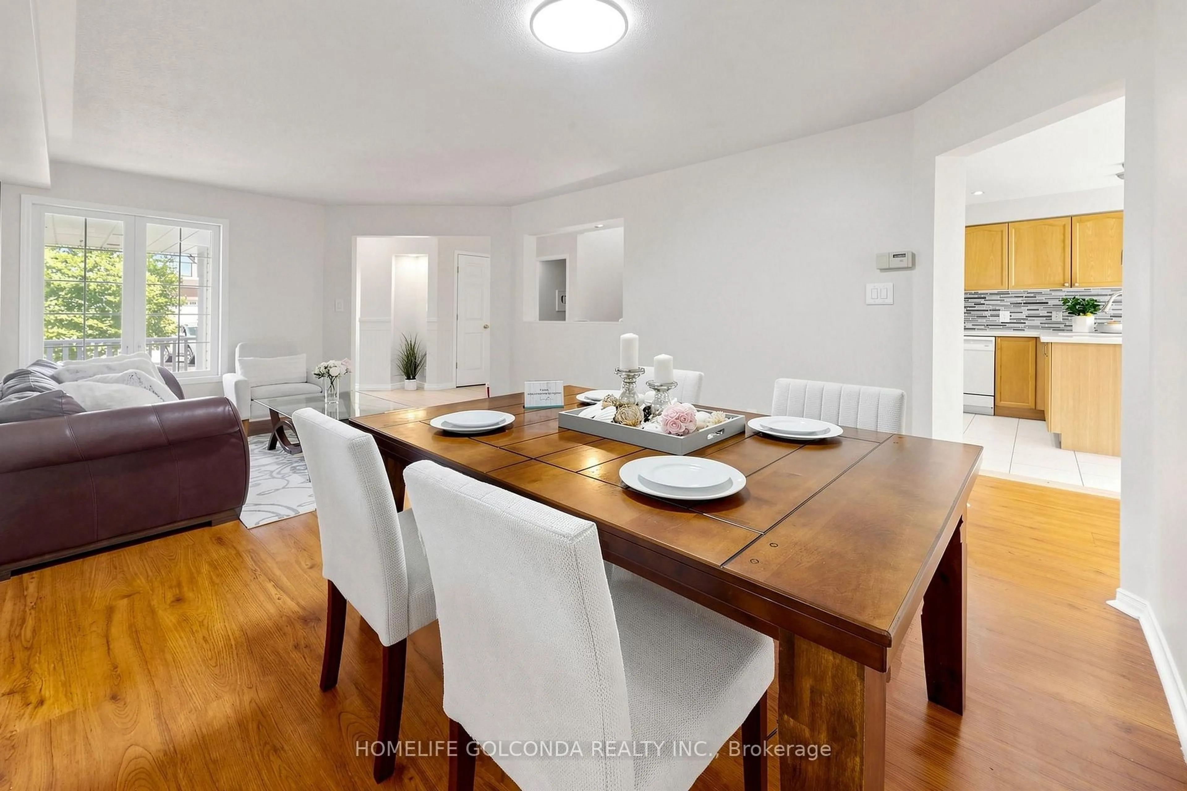 Dining room, wood/laminate floor for 933 Glenbourne Crt, Oshawa Ontario L1K 2P8