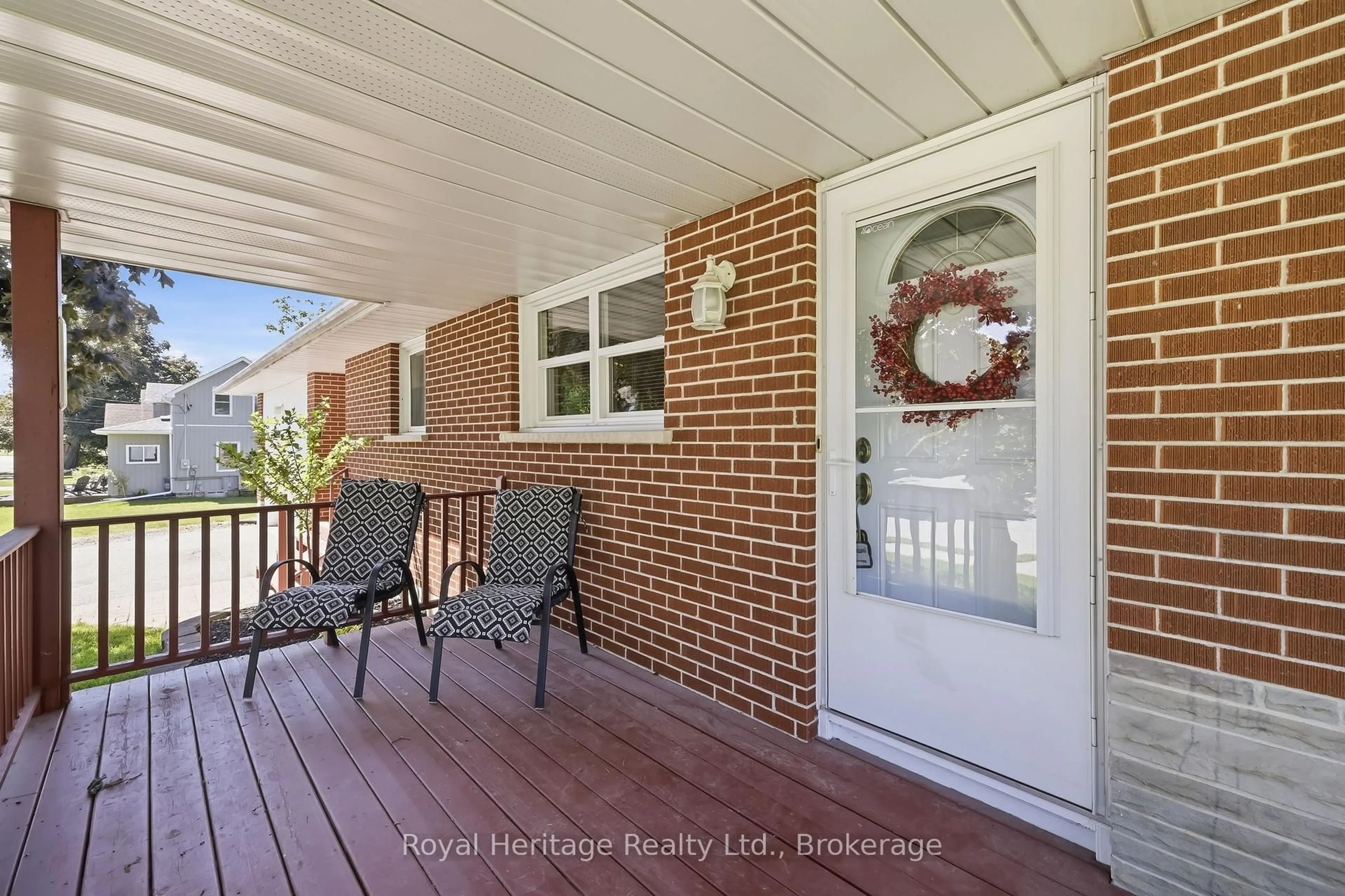 Indoor entryway for 12 Simcoe St, Whitby Ontario L1M 1B2