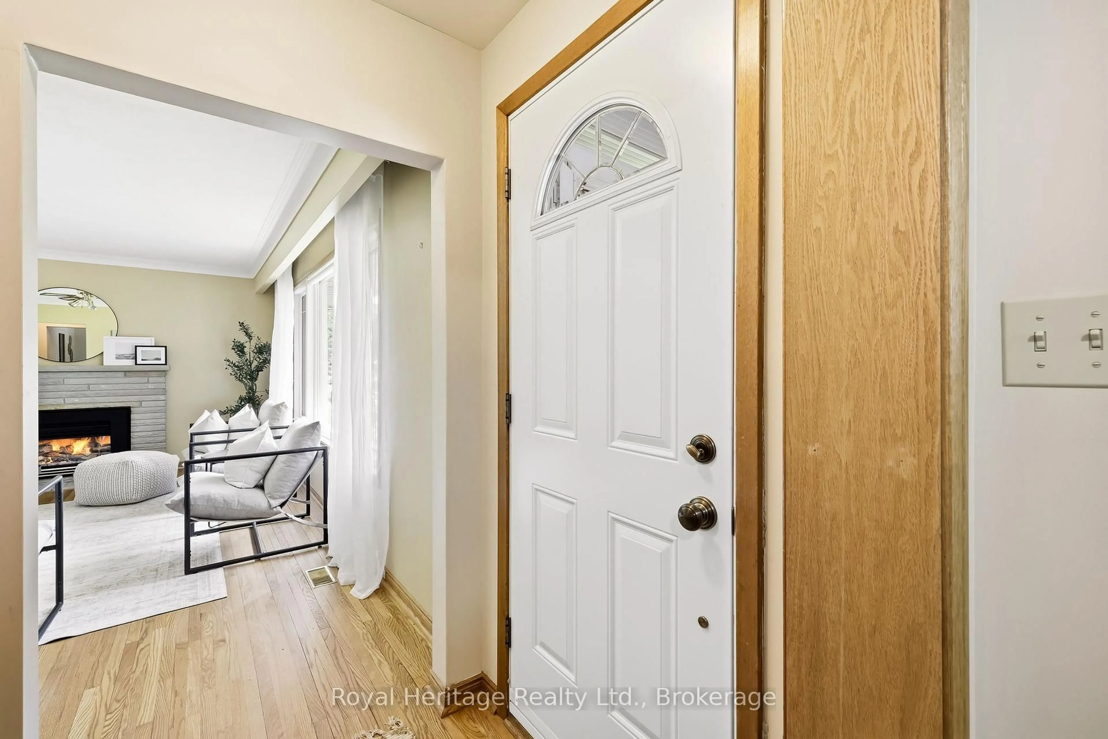 Indoor entryway for 12 Simcoe St, Whitby Ontario L1M 1B2