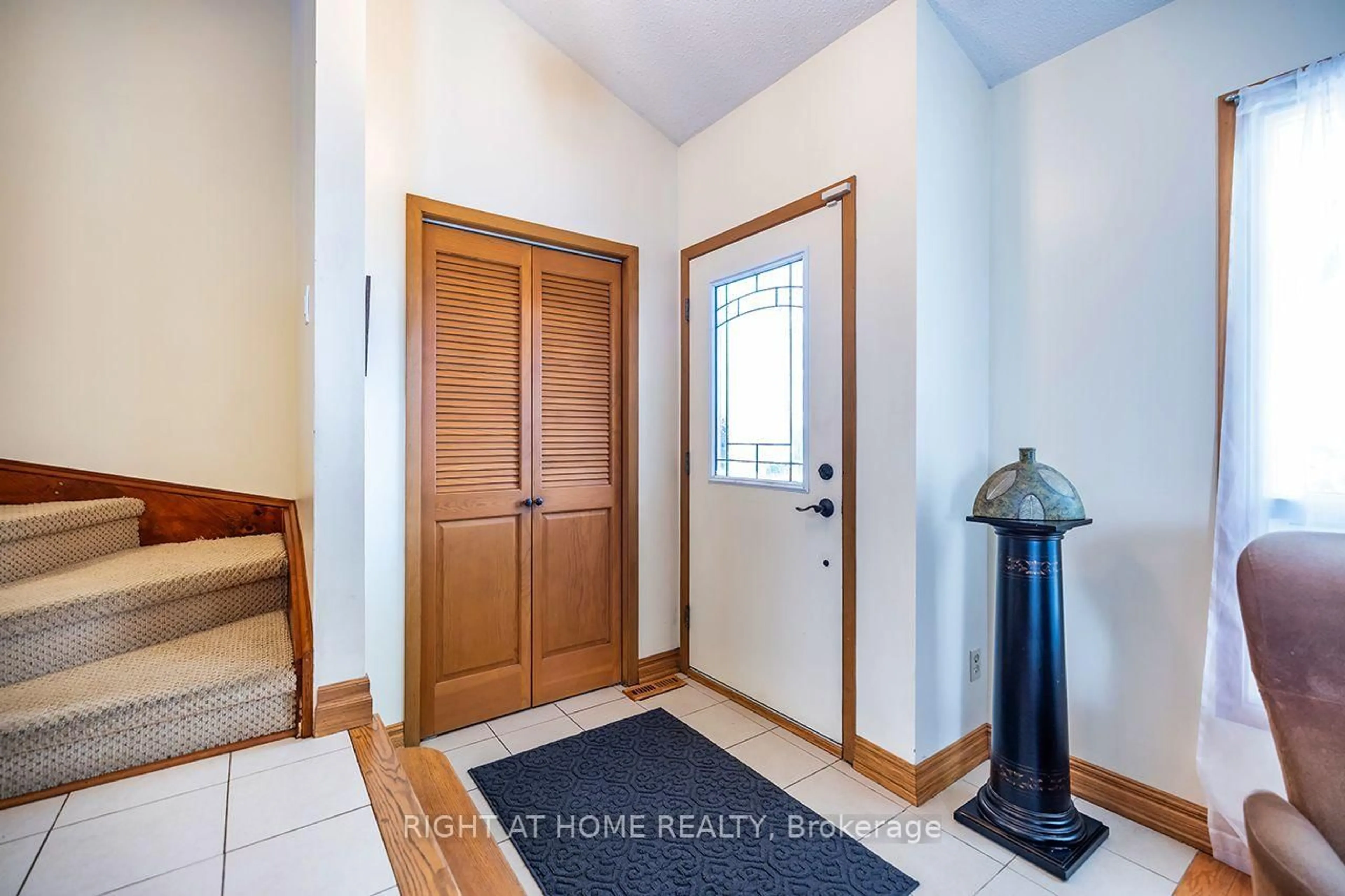 Indoor entryway for 1770 Spruce Hill Rd, Pickering Ontario L1V 1S4