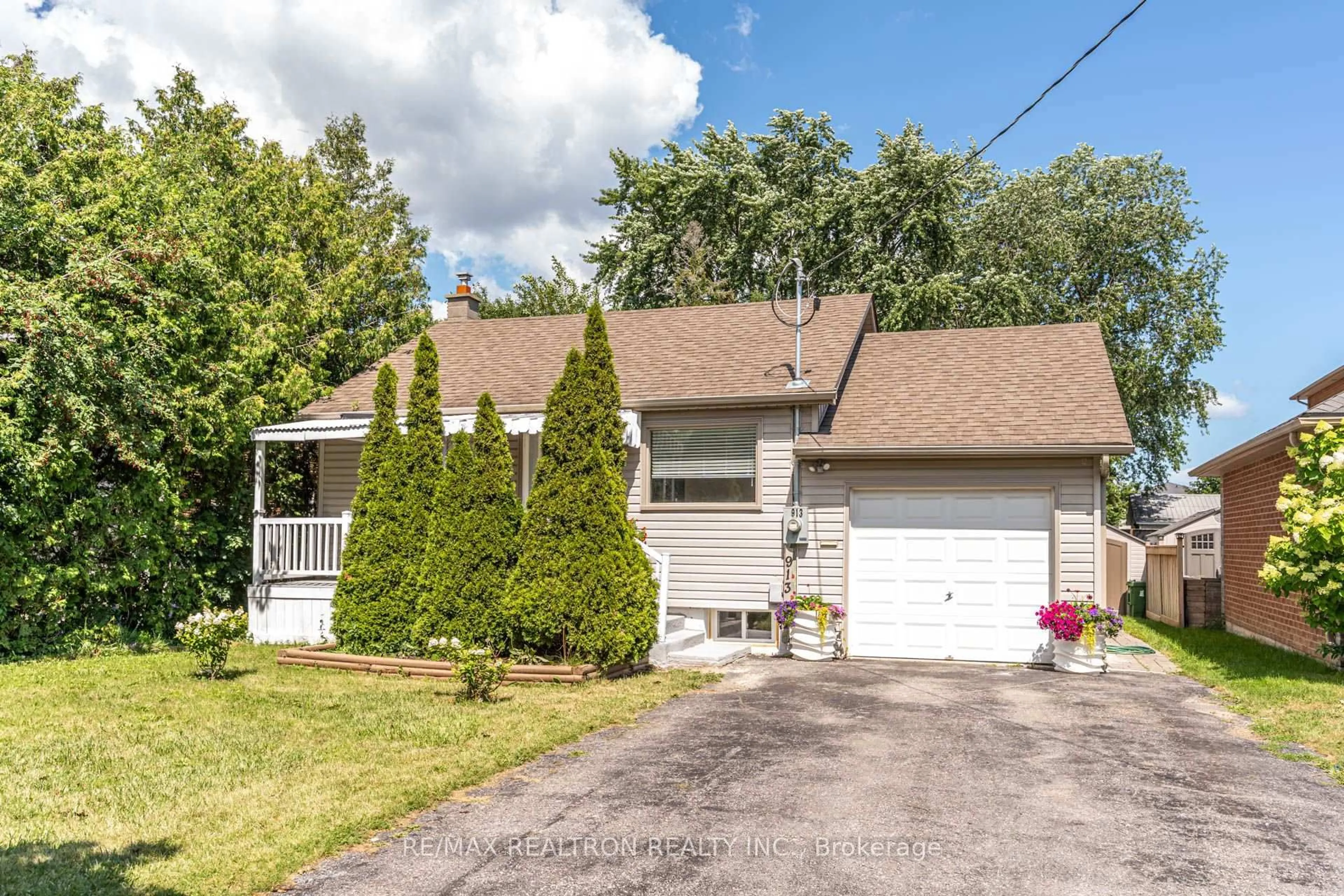Home with vinyl exterior material, street for 913 Pickering Beach Rd, Ajax Ontario L1S 1G3