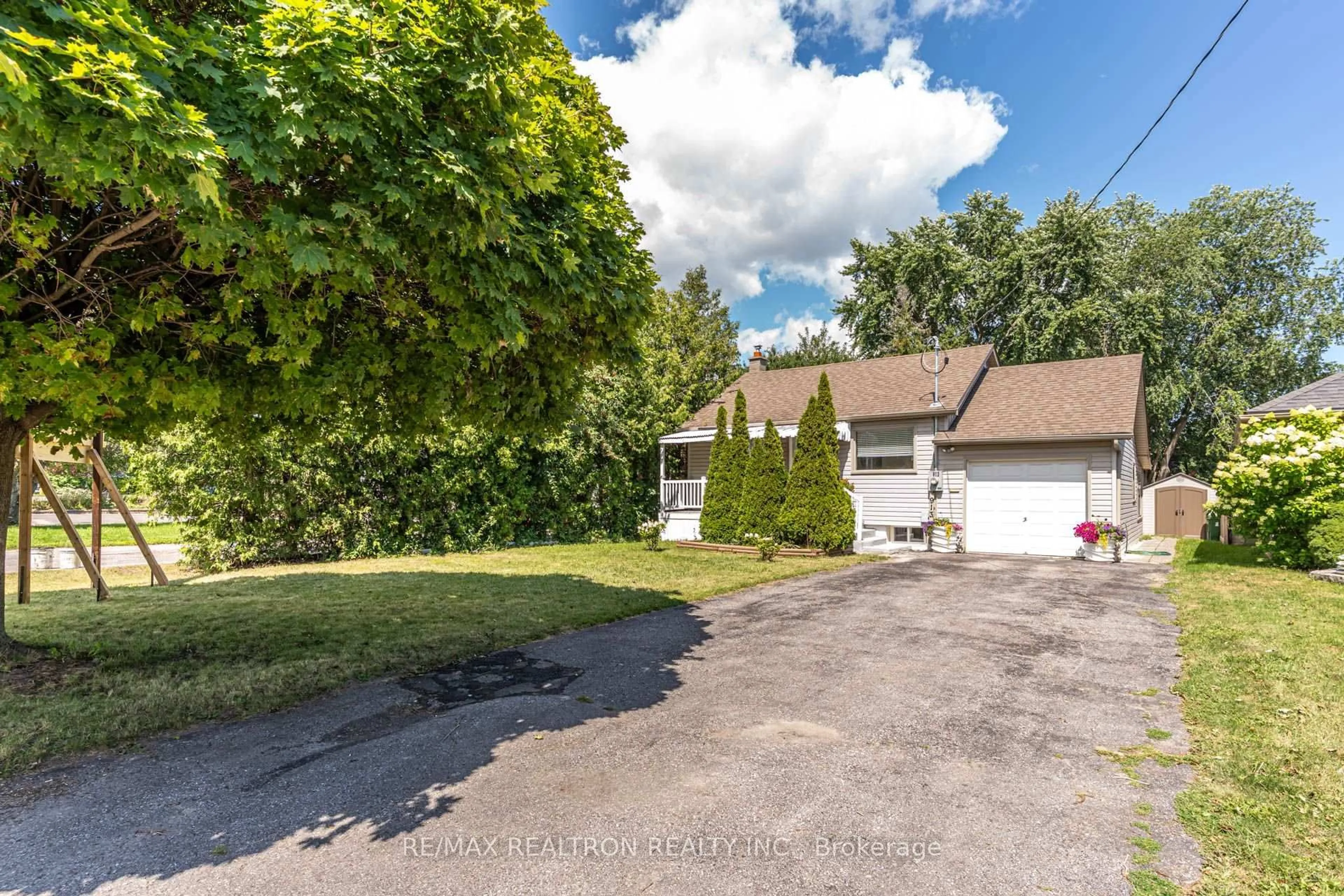 A pic from outside/outdoor area/front of a property/back of a property/a pic from drone, street for 913 Pickering Beach Rd, Ajax Ontario L1S 1G3