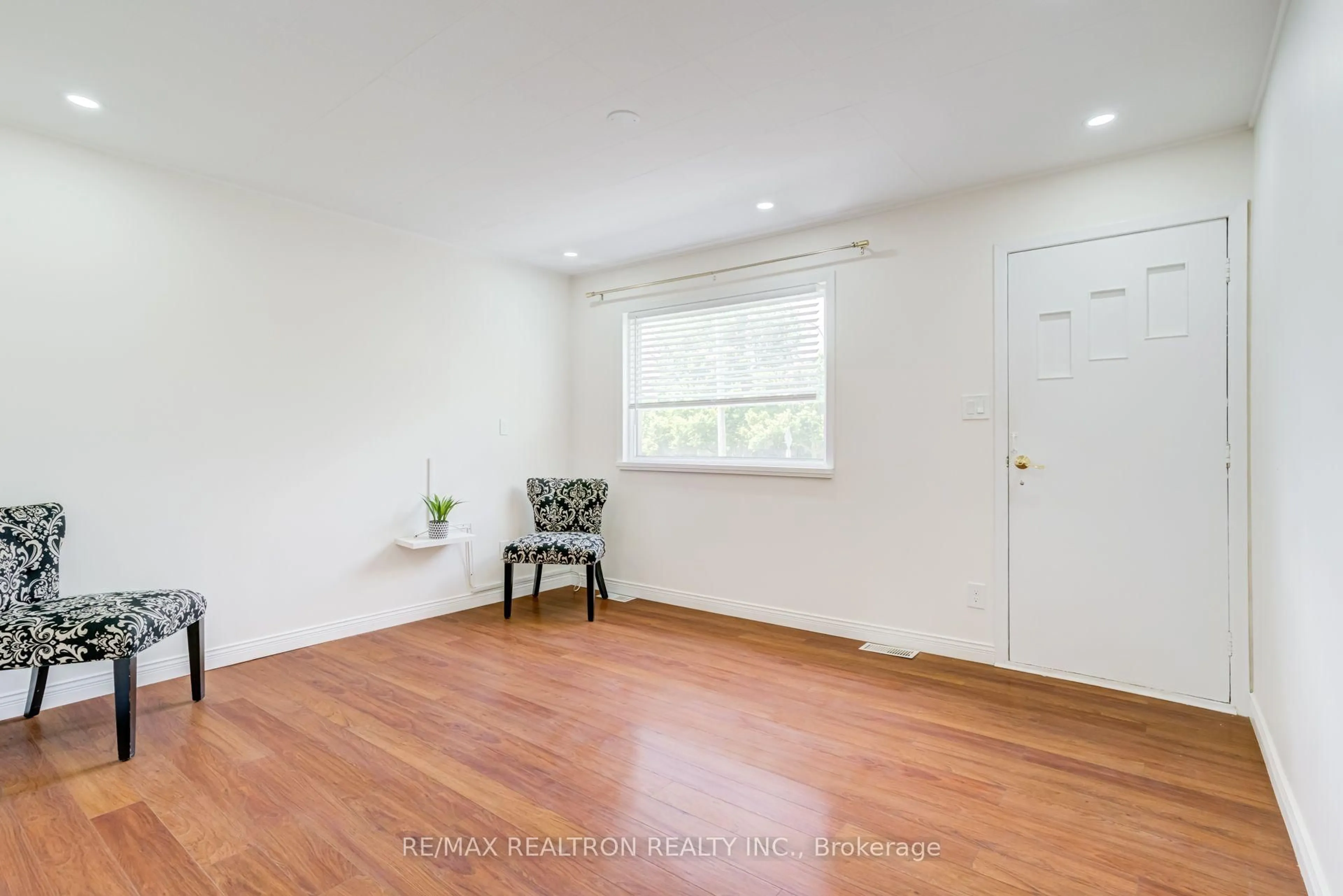 A pic of a room for 913 Pickering Beach Rd, Ajax Ontario L1S 1G3