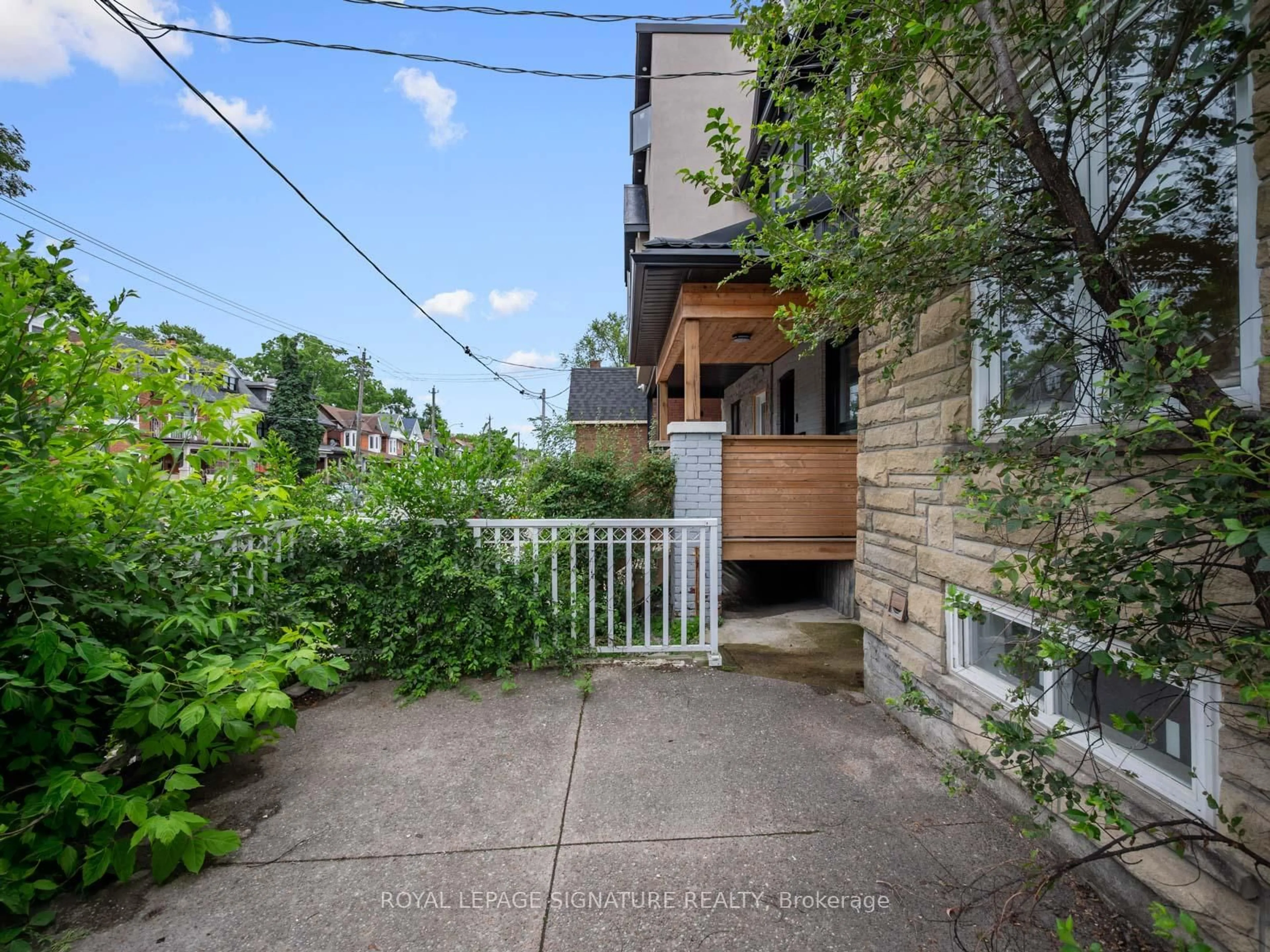 Patio, street for 570 Jones Ave, Toronto Ontario M4J 3H1