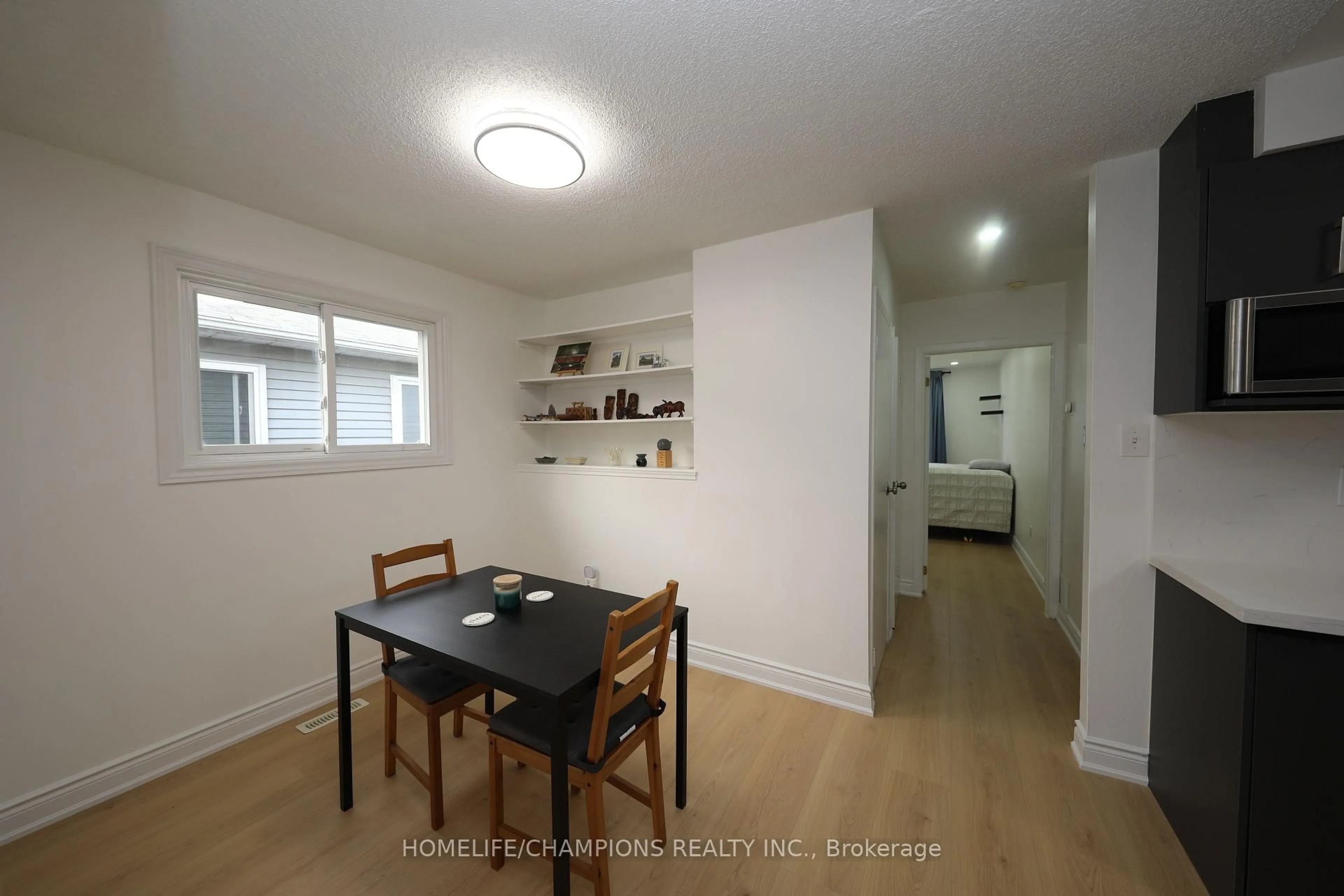 Dining room, wood/laminate floor for 1428 Outlet Dr, Oshawa Ontario L1J 7Z5