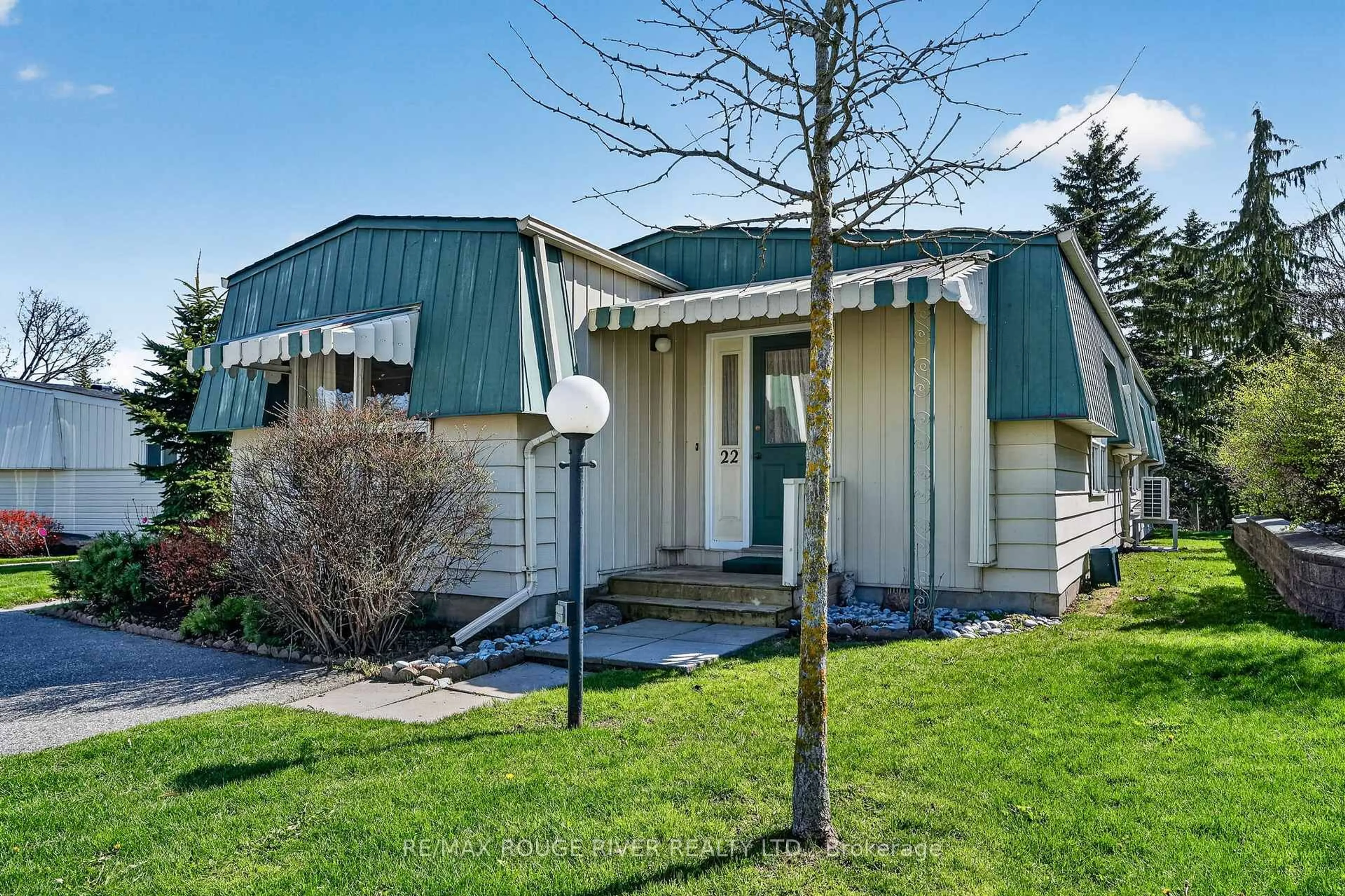 Home with vinyl exterior material, unknown for 22 Eastbank Rd, Clarington Ontario L1B 1A4