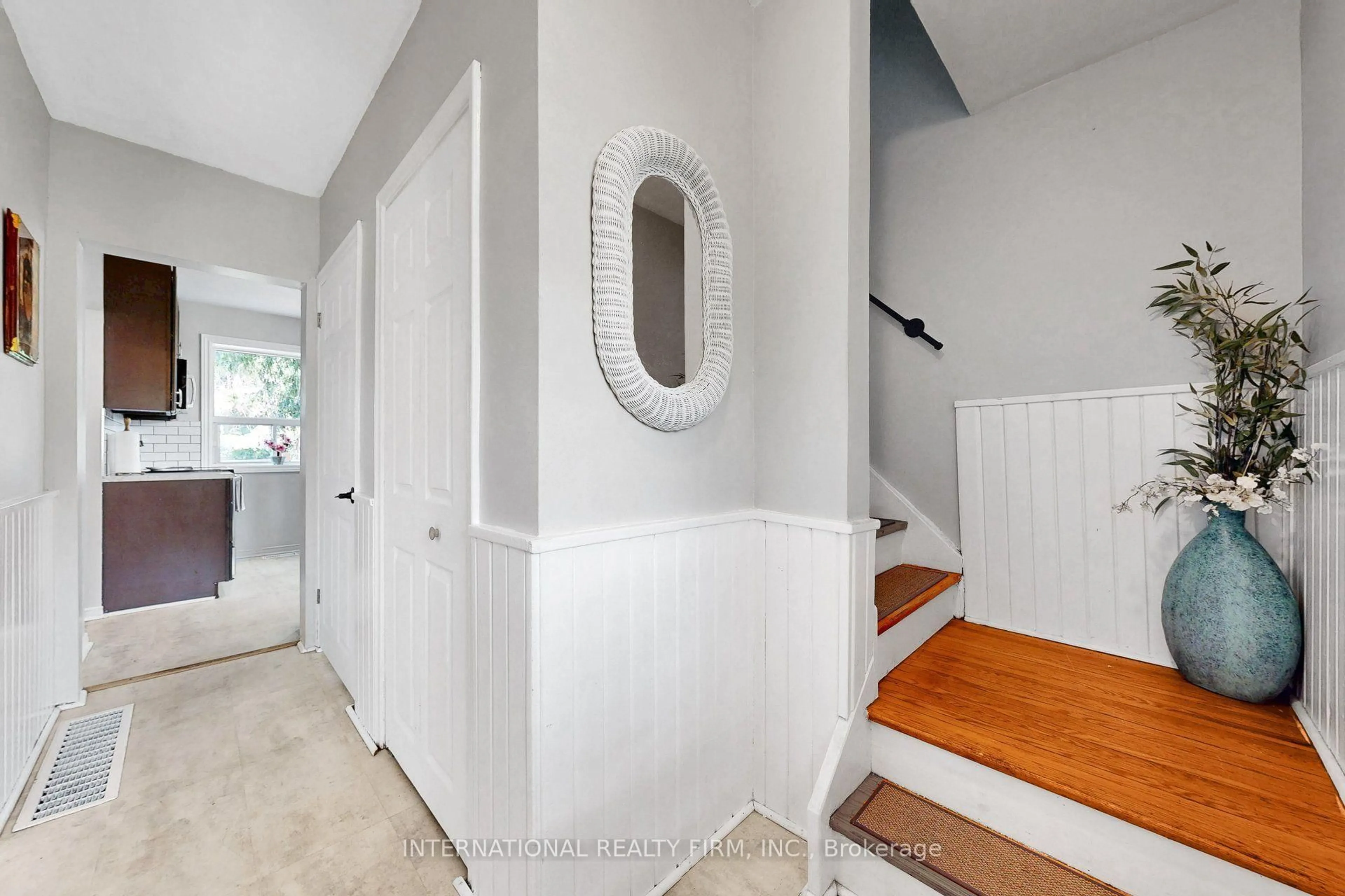 Indoor entryway for 62 Porchester Dr, Toronto Ontario M1J 2R5