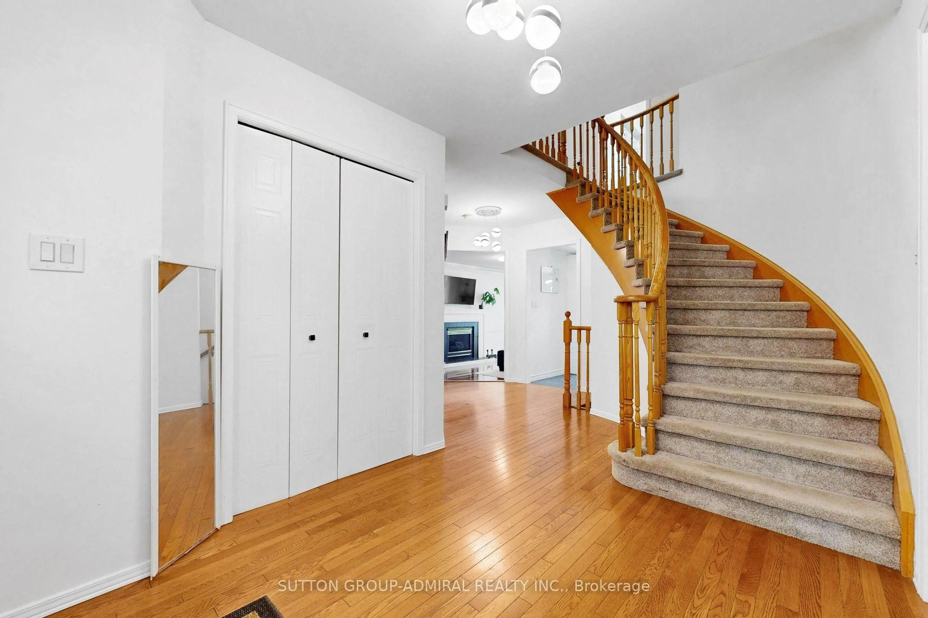 Indoor foyer for 879 Peggoty Circ, Oshawa Ontario L1K 2G6