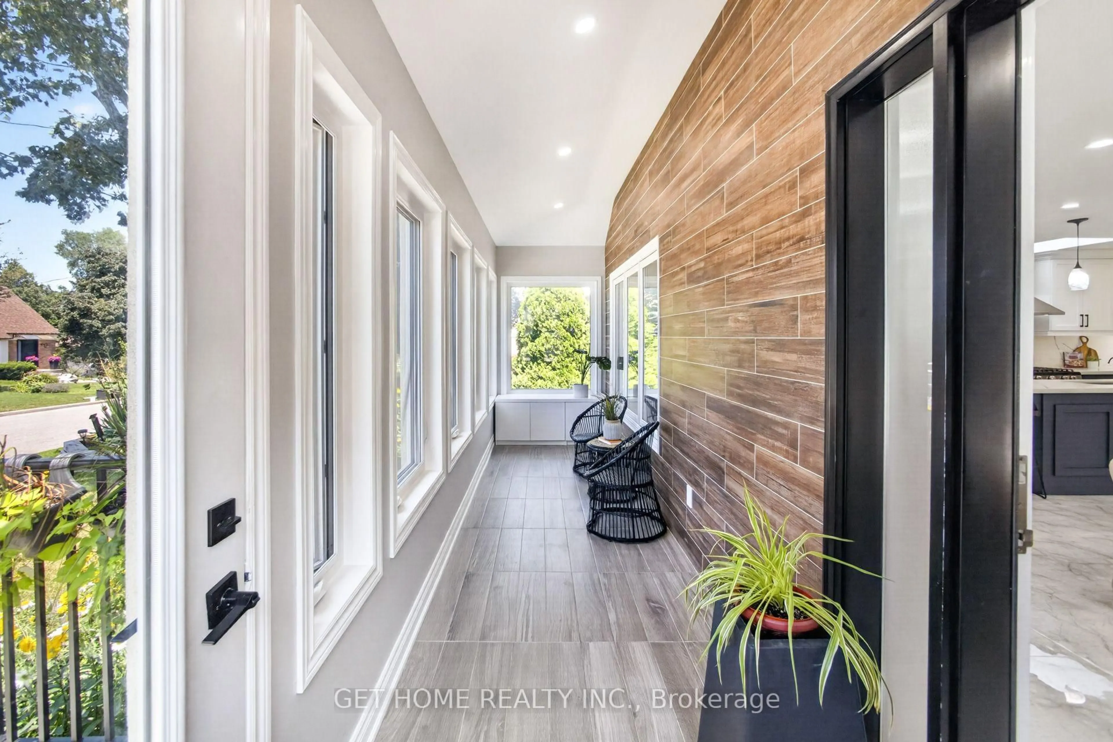 Indoor entryway for 11 Twin Pauls Cres, Toronto Ontario M1R 3Z6