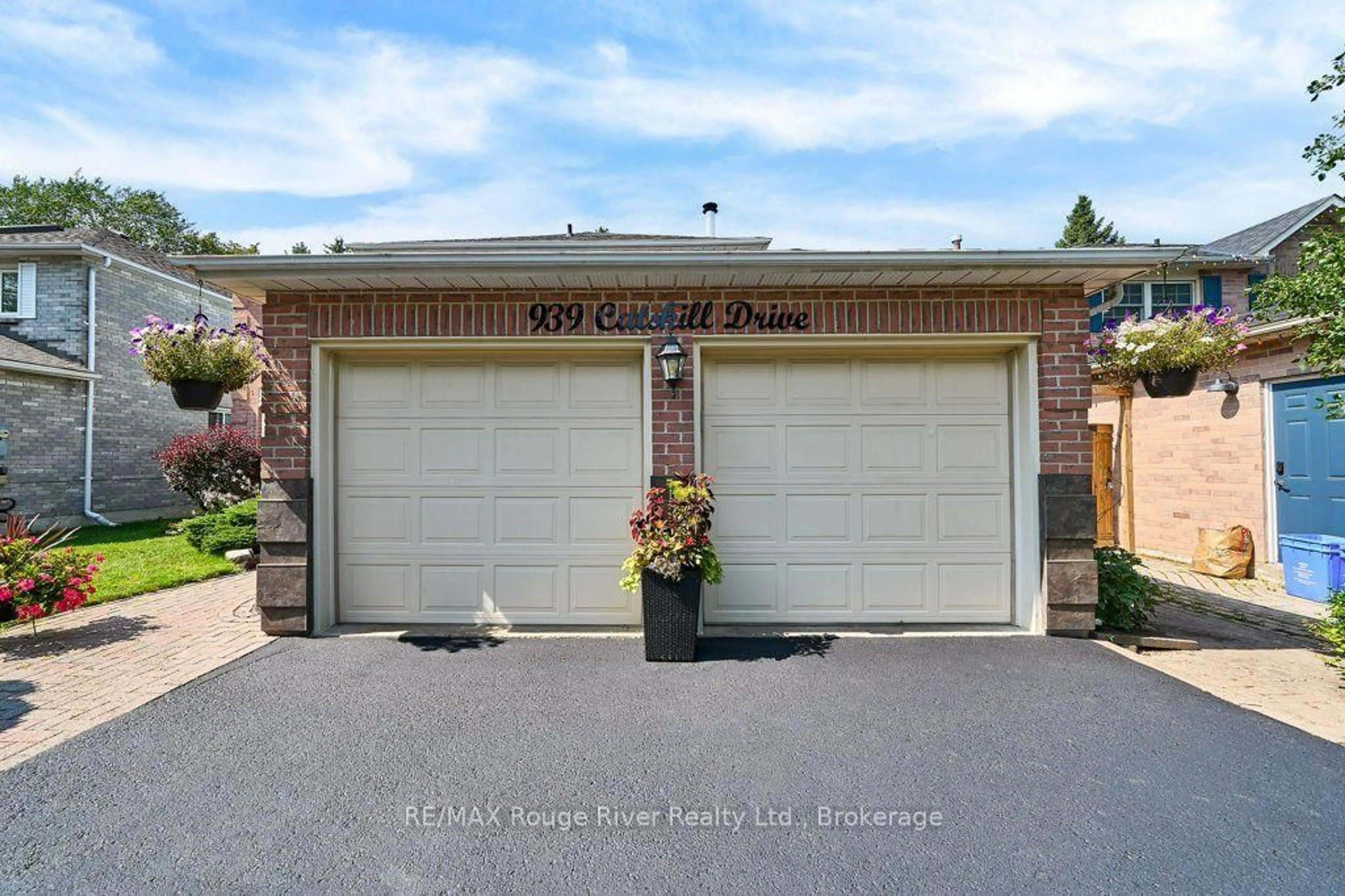 Indoor garage for 939 Catskill Dr, Oshawa Ontario L1J 8J9