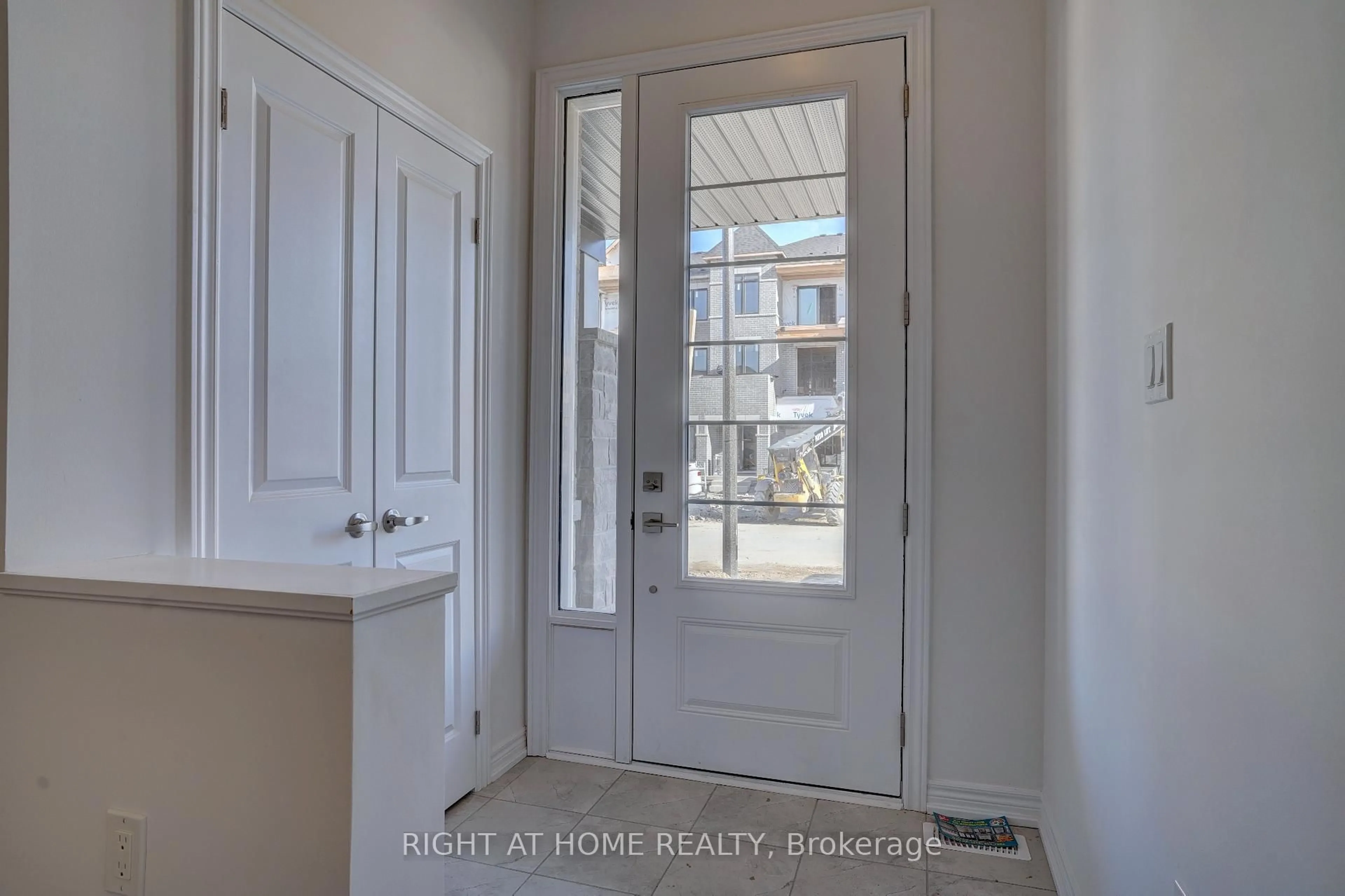 Indoor entryway for 2038 CAMERON LOTT Cres, Oshawa Ontario L1L 0S1