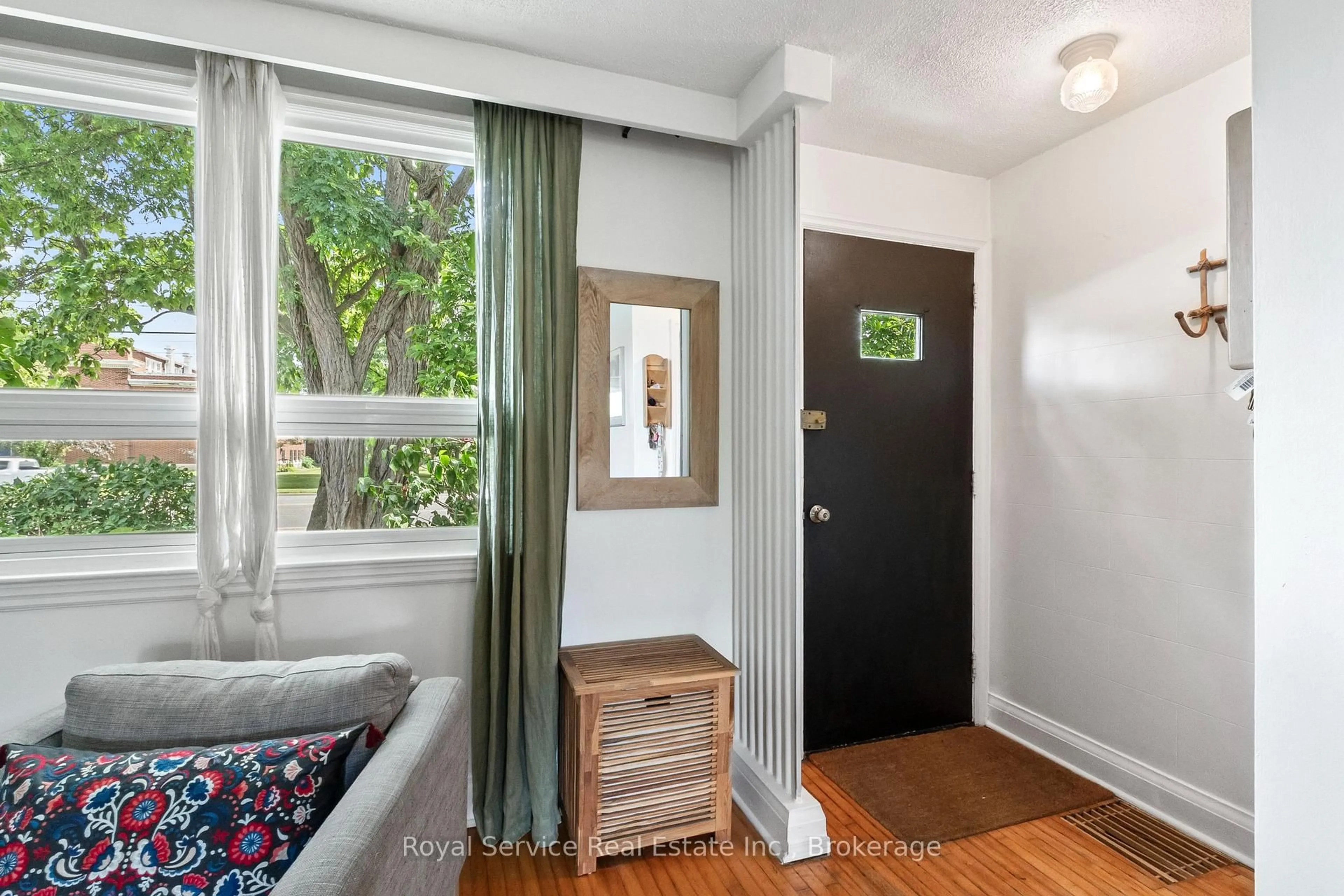 Indoor entryway for 152 Harmony Rd, Oshawa Ontario L1H 6T5