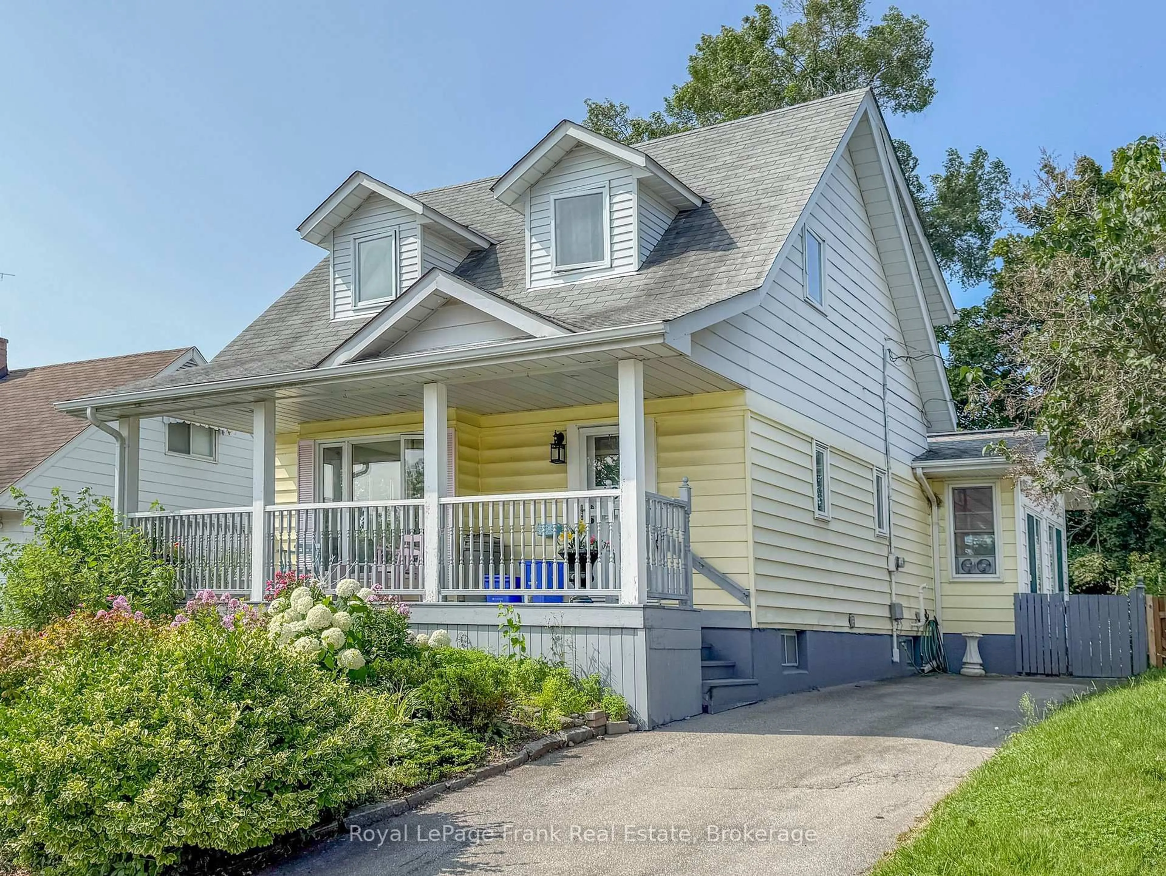 Home with vinyl exterior material, street for 100 Admiral Rd, Ajax Ontario L1S 2P1