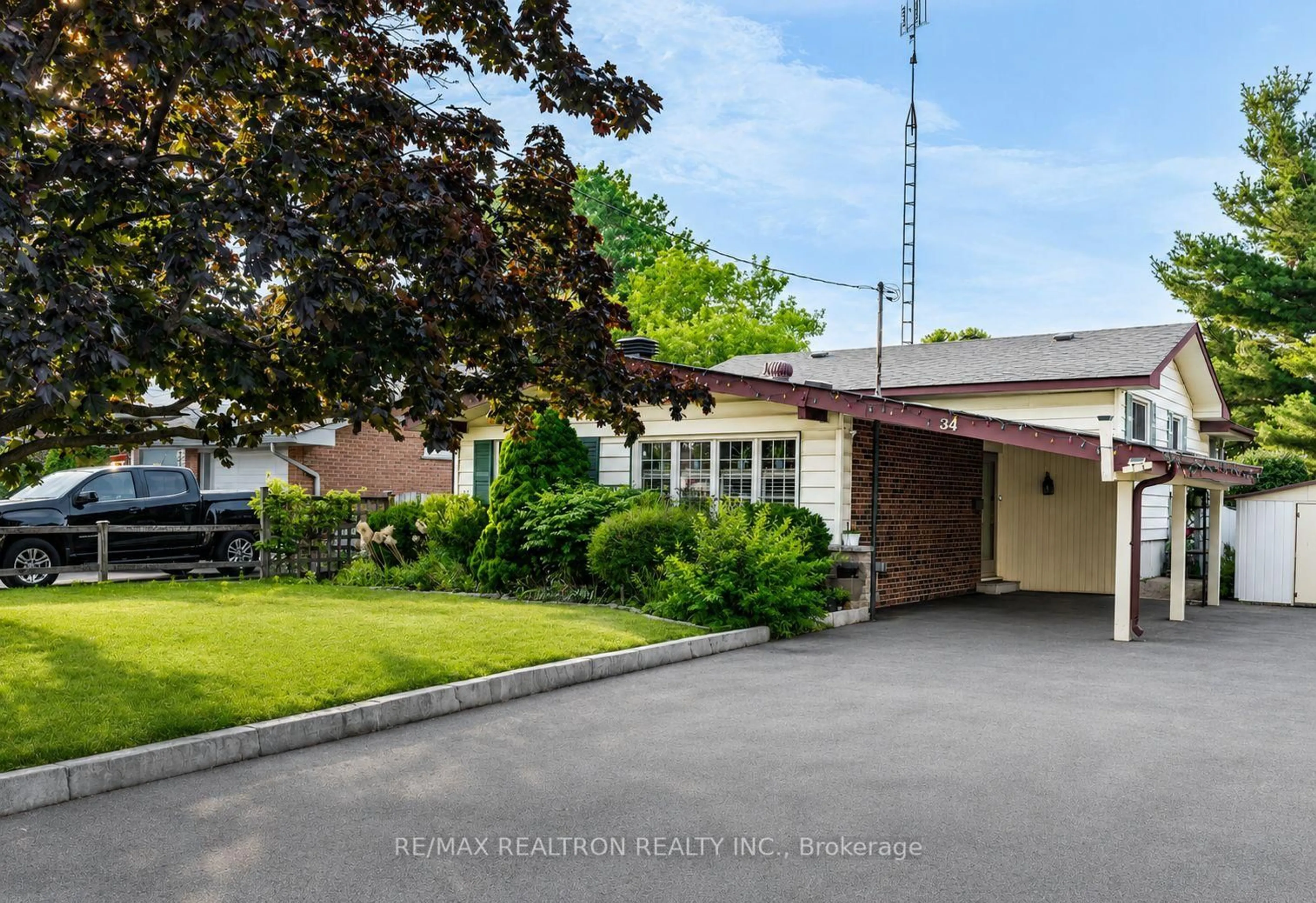 A pic from outside/outdoor area/front of a property/back of a property/a pic from drone, street for 34 Taunton Rd, Oshawa Ontario L1G 3T2