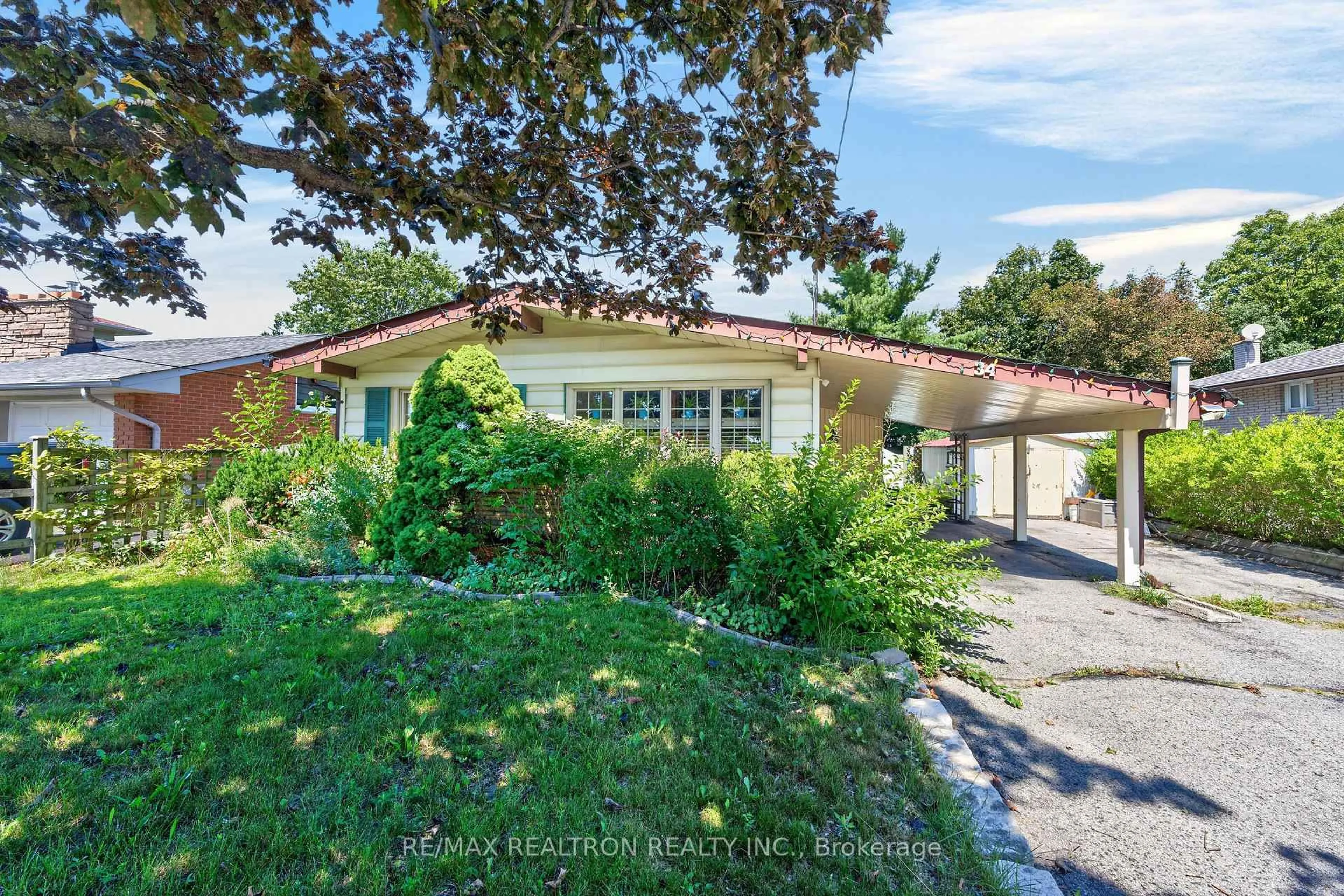 A pic from outside/outdoor area/front of a property/back of a property/a pic from drone, street for 34 Taunton Rd, Oshawa Ontario L1G 3T2