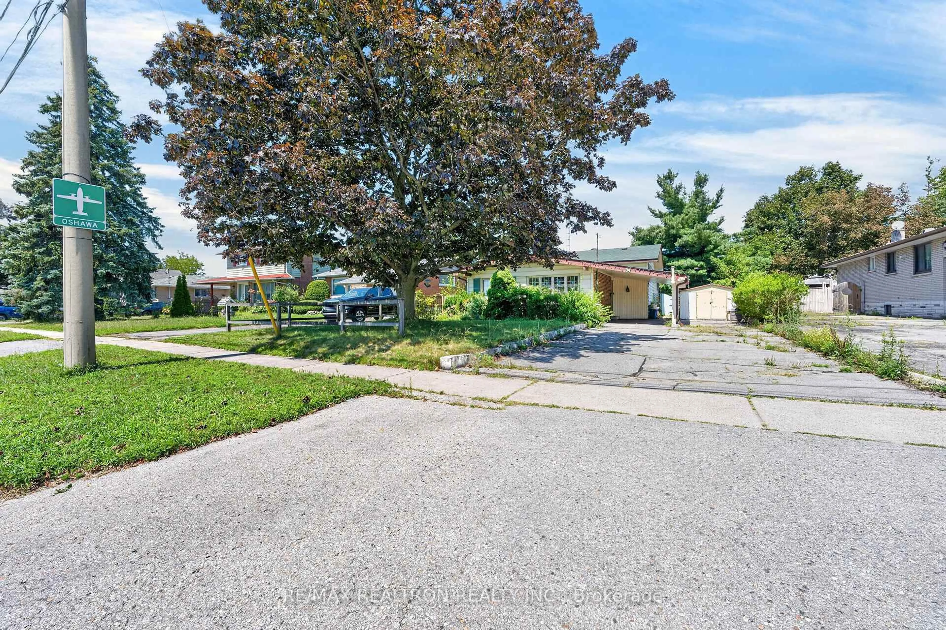 A pic from outside/outdoor area/front of a property/back of a property/a pic from drone, street for 34 Taunton Rd, Oshawa Ontario L1G 3T2