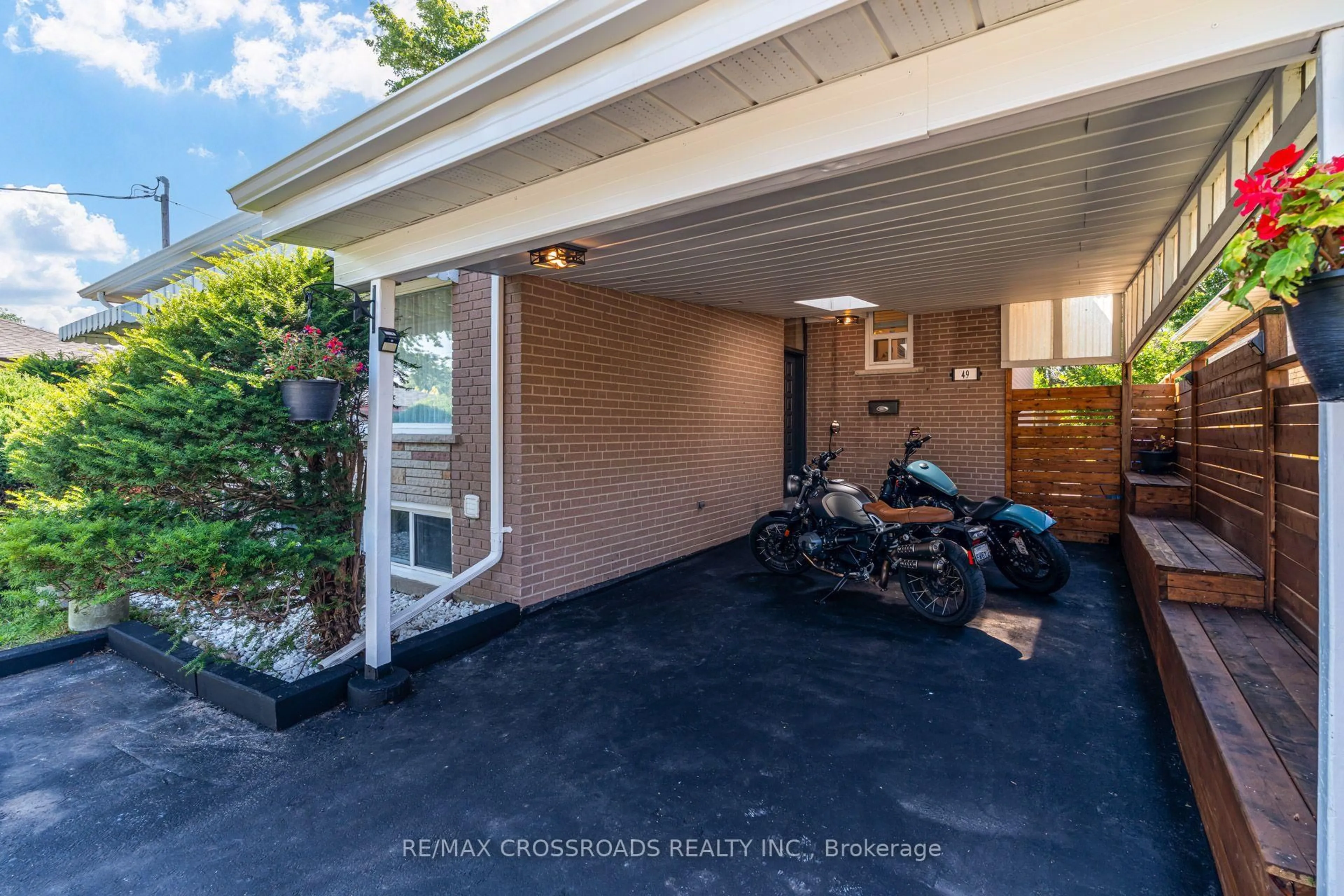 Indoor garage for 49 Clementine Sq, Toronto Ontario M1G 2V9