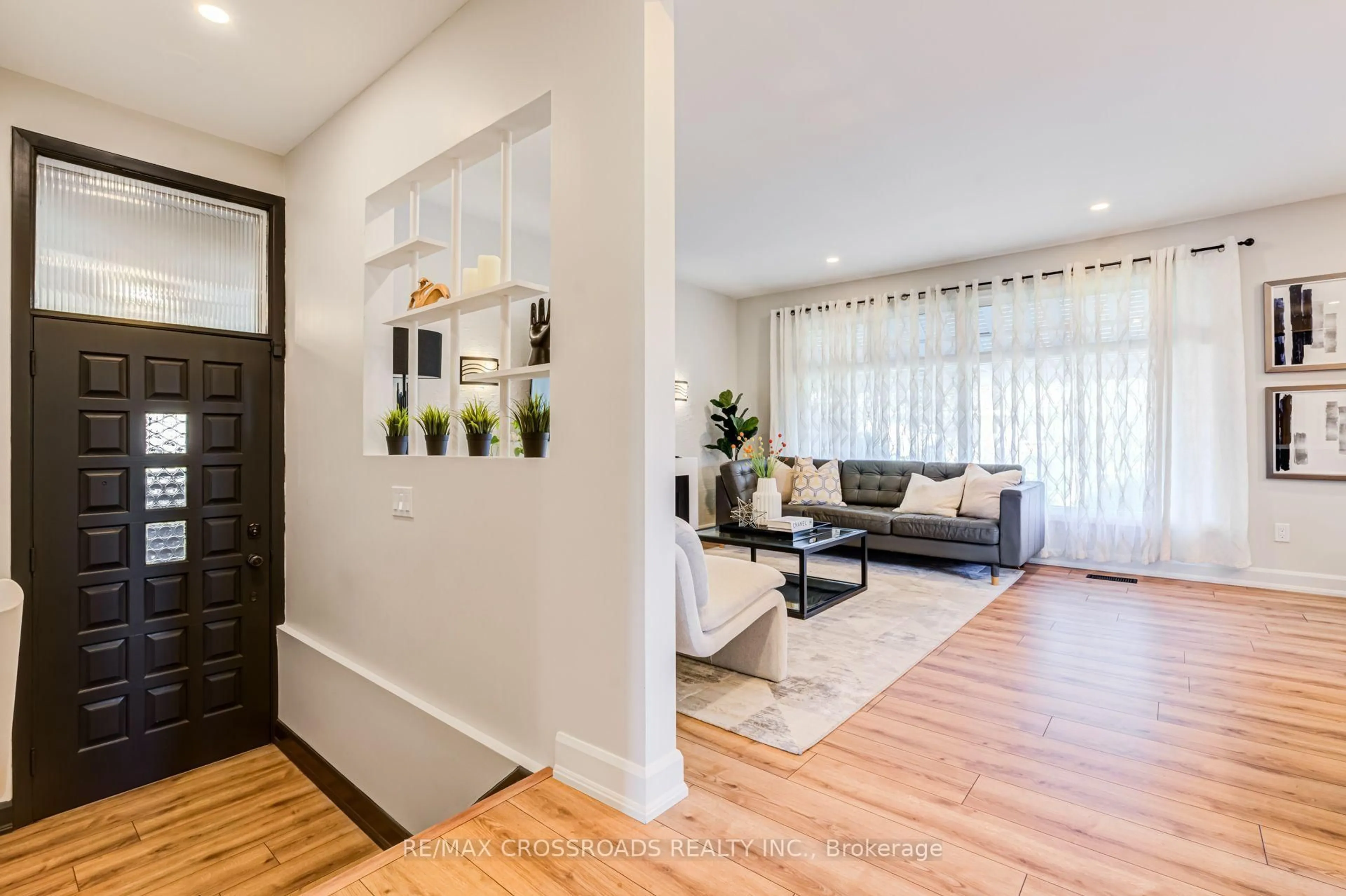 Indoor entryway for 49 Clementine Sq, Toronto Ontario M1G 2V9