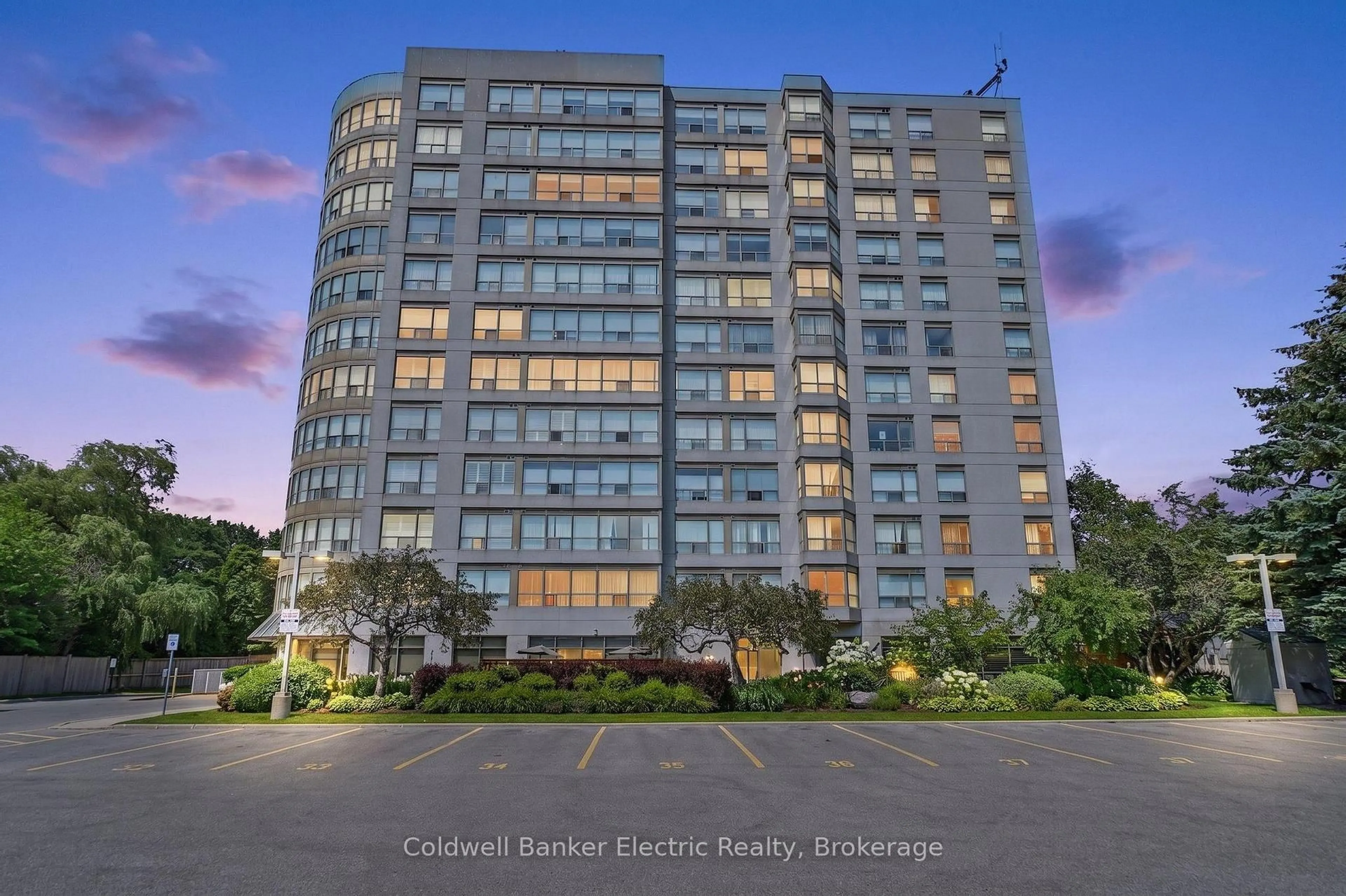 Indoor foyer for 712 Rossland Rd #1011, Whitby Ontario L1N 9E8