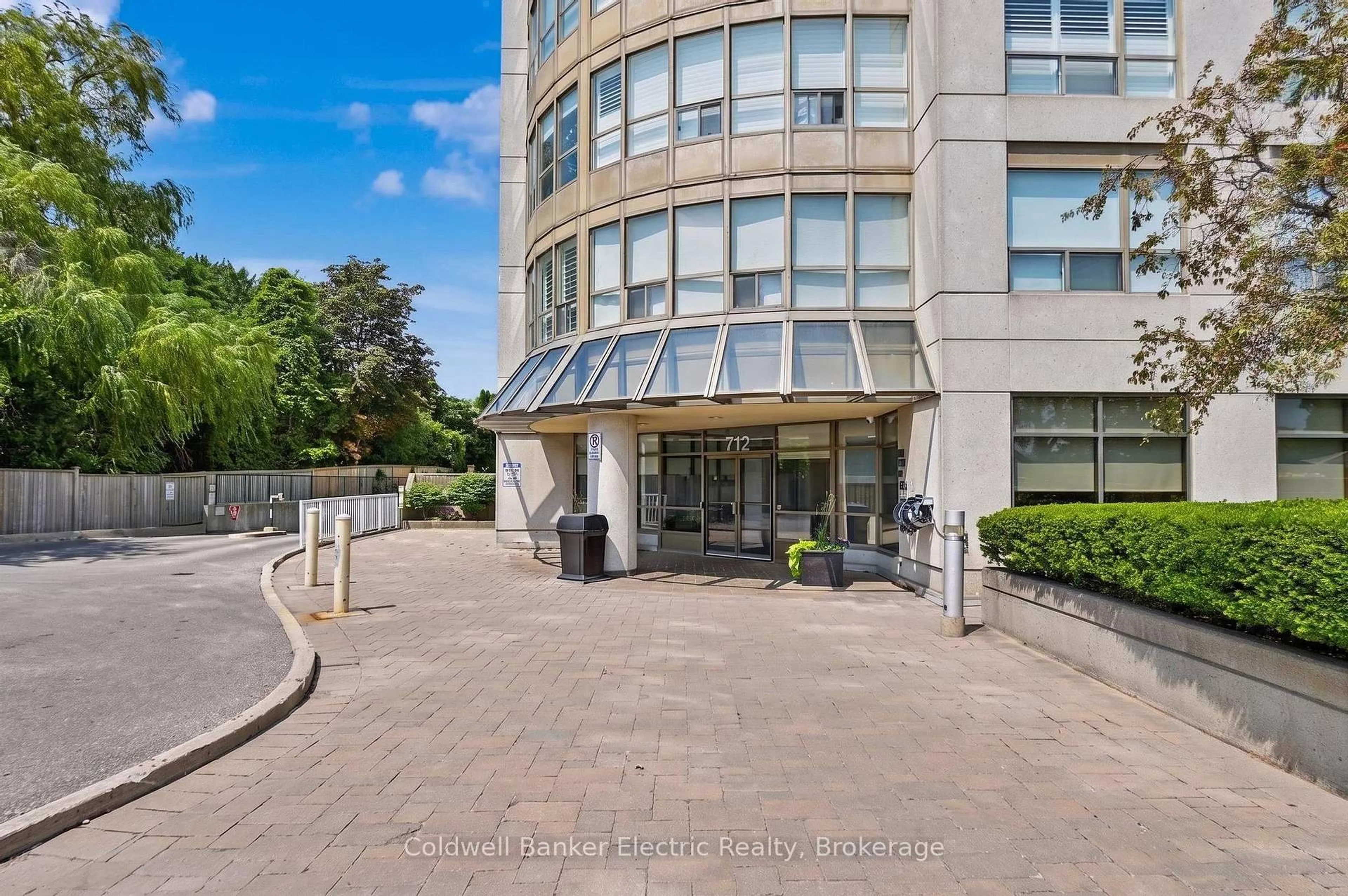 Indoor foyer for 712 Rossland Rd #1011, Whitby Ontario L1N 9E8
