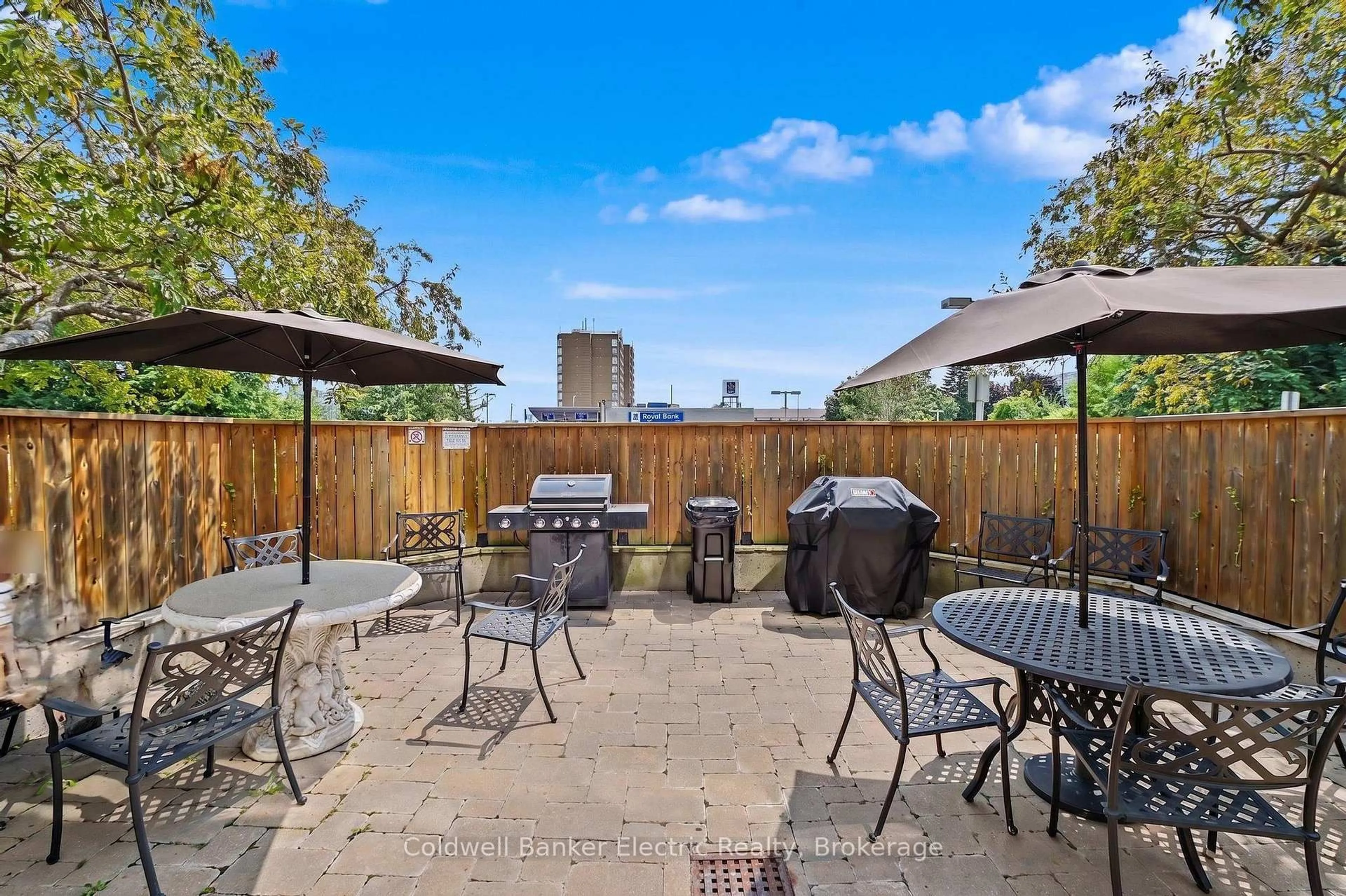 Patio, street for 712 Rossland Rd #1011, Whitby Ontario L1N 9E8