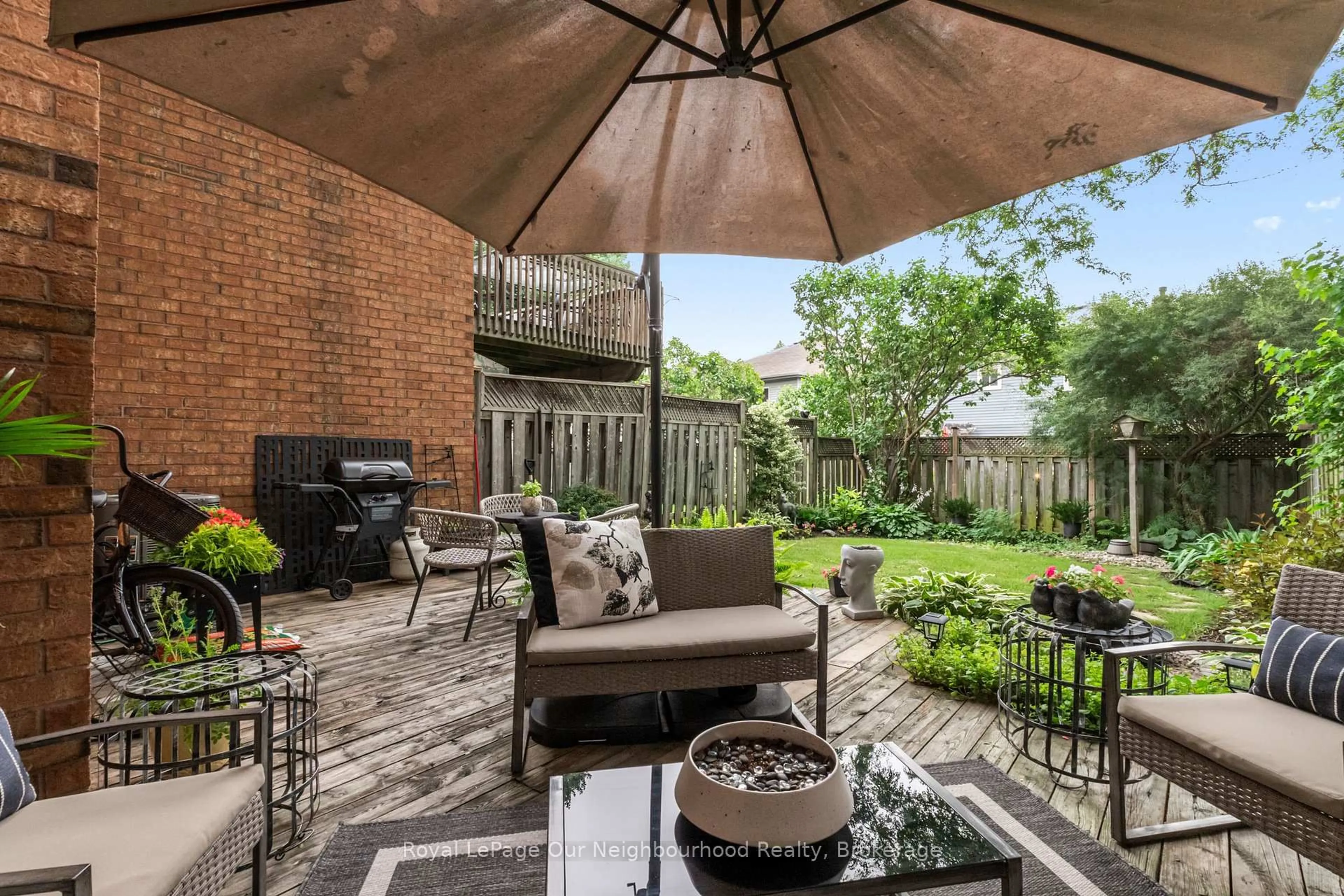 Patio, street for 23 Woodward Dr, Whitby Ontario L1N 8X3