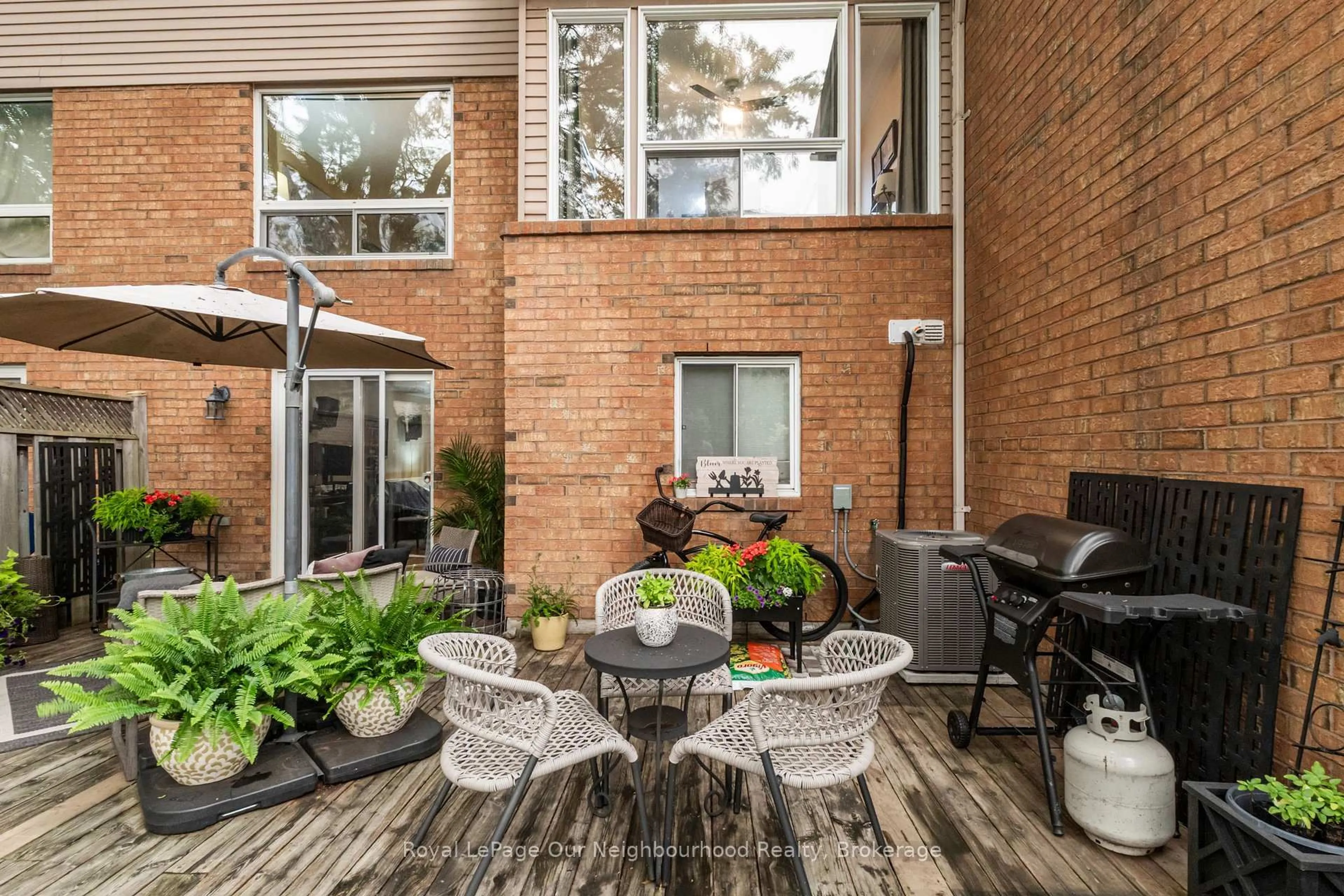 Patio, street for 23 Woodward Dr, Whitby Ontario L1N 8X3