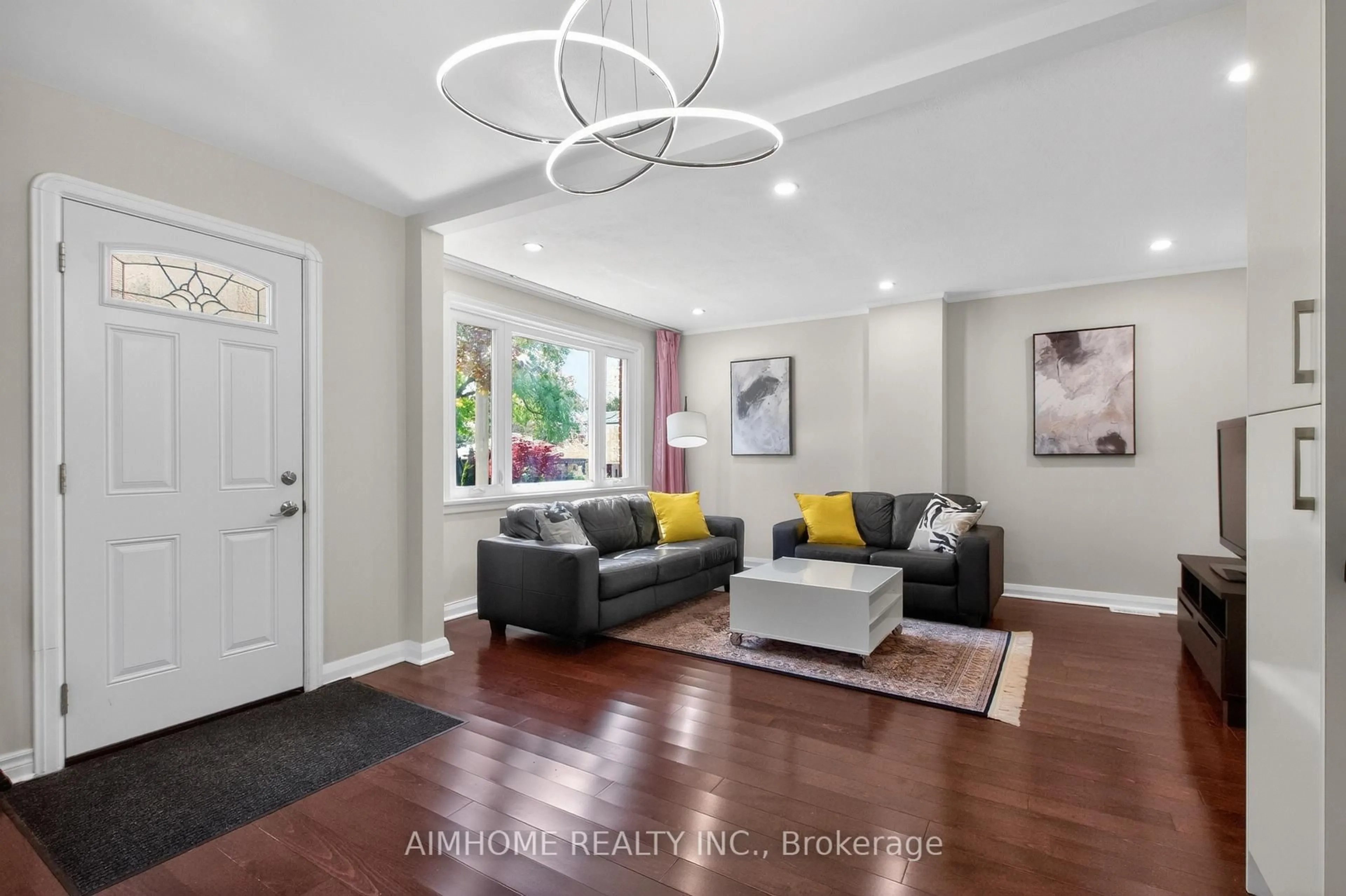 Living room with furniture, unknown for 140 Meighen Ave, Toronto Ontario M4B 2H9