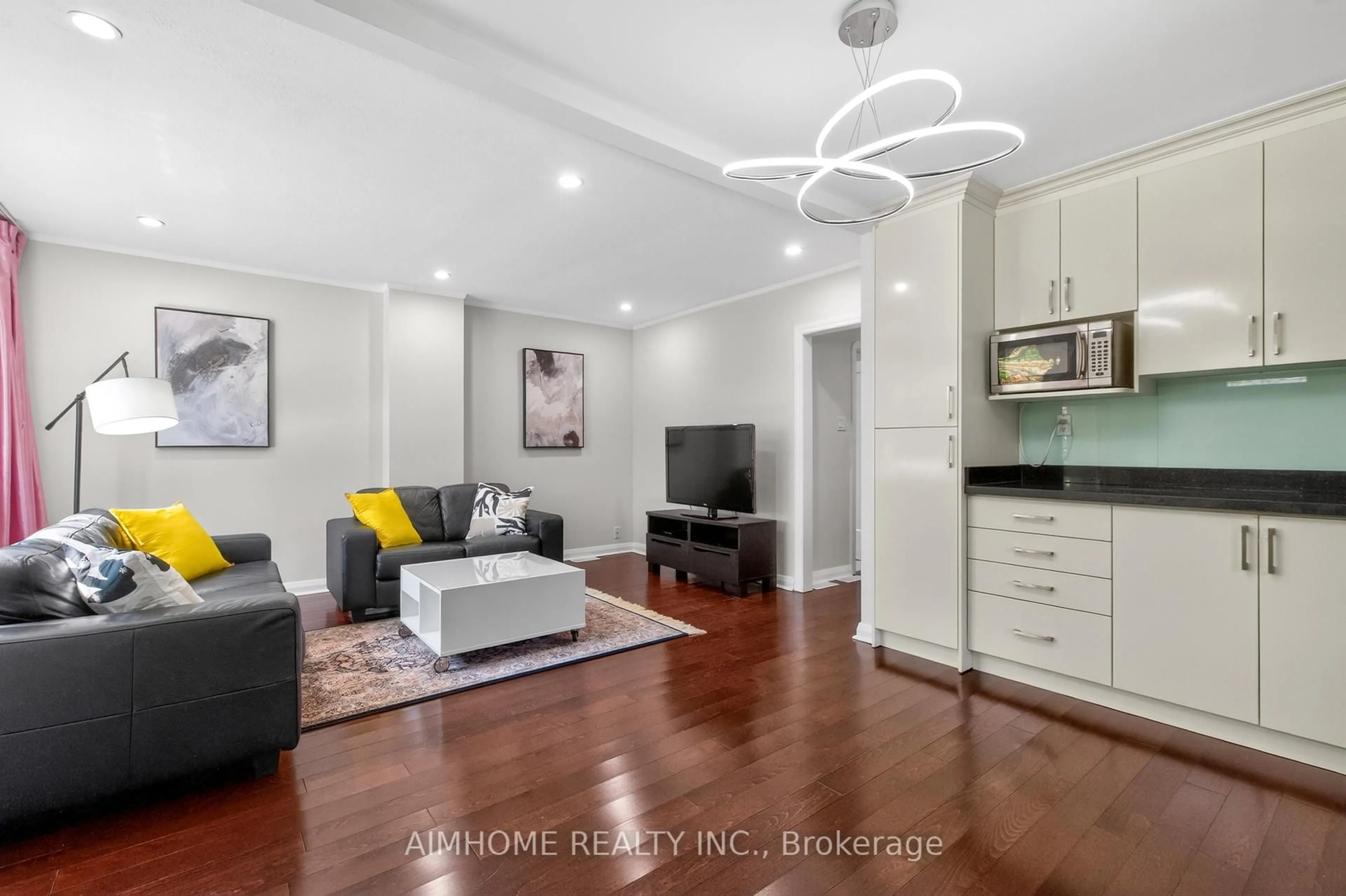 Living room with furniture, unknown for 140 Meighen Ave, Toronto Ontario M4B 2H9